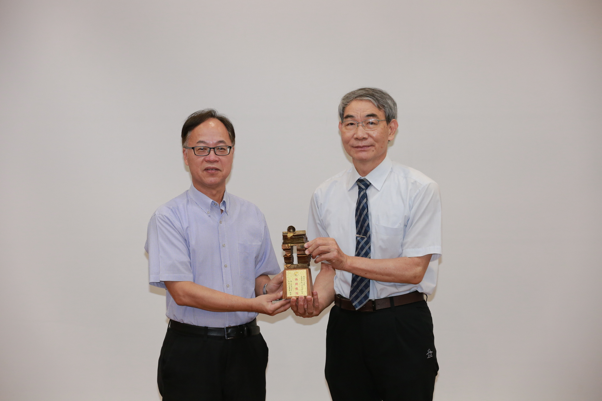 化材系教授楊乾信(右)獲頒特聘教授圖片