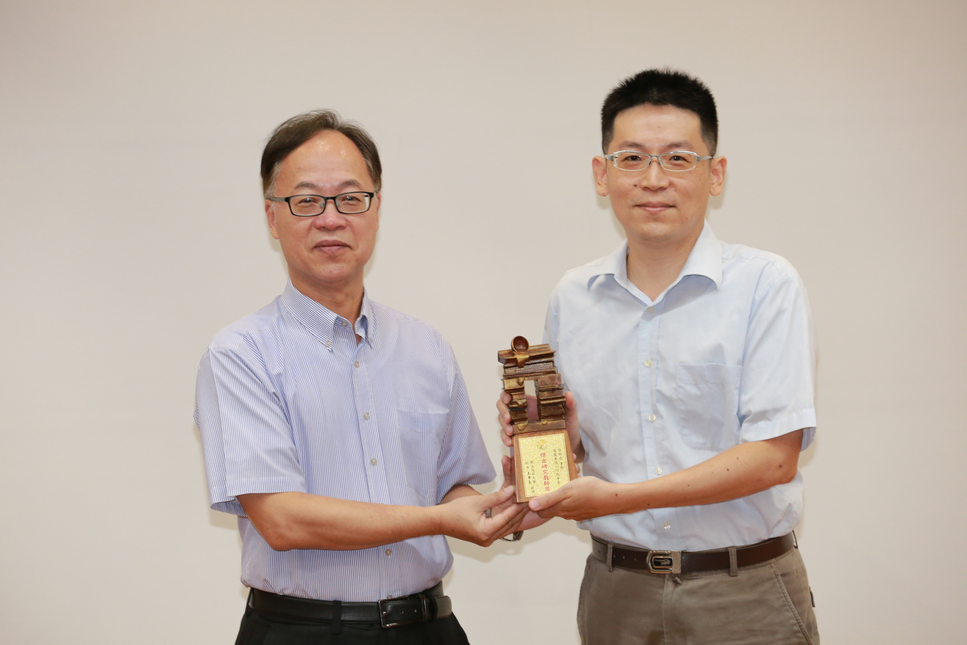 土環系教授林秋良（左）獲頒傑出研究教師獎