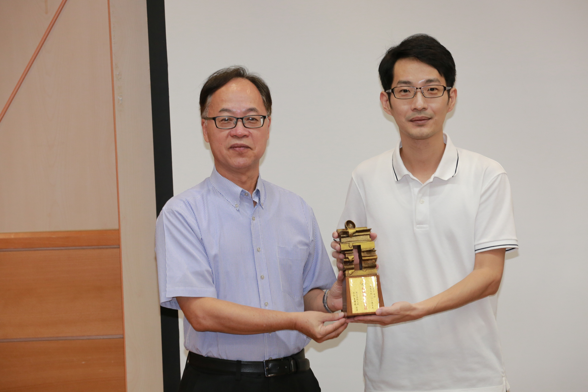 藝創系副教授王政弘（右）獲頒校級教學優良教師獎