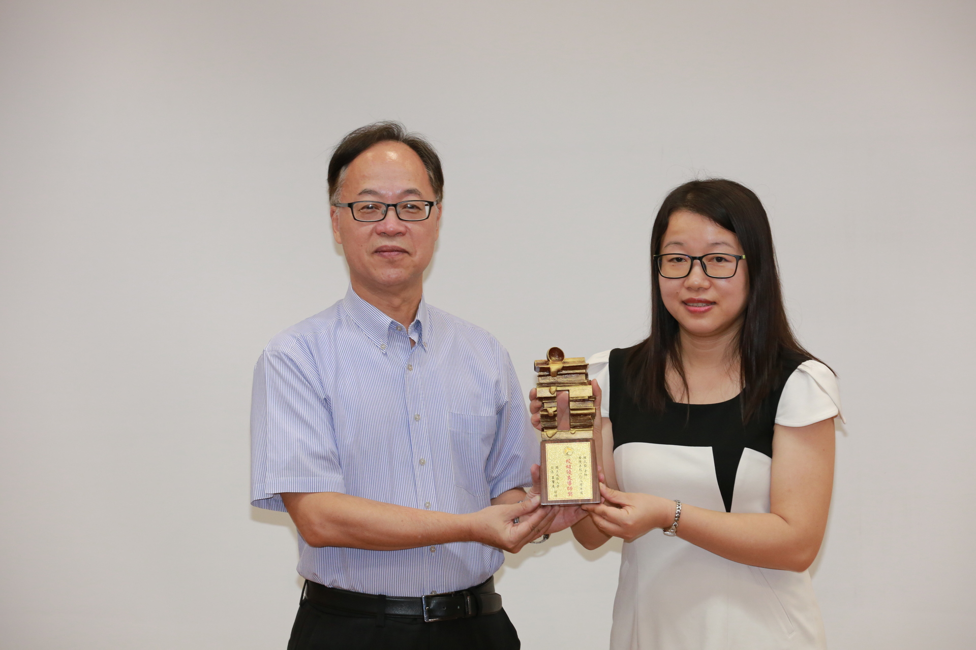 東語系助理教授陳氏蘭(右)榮獲校級優良導師獎圖片