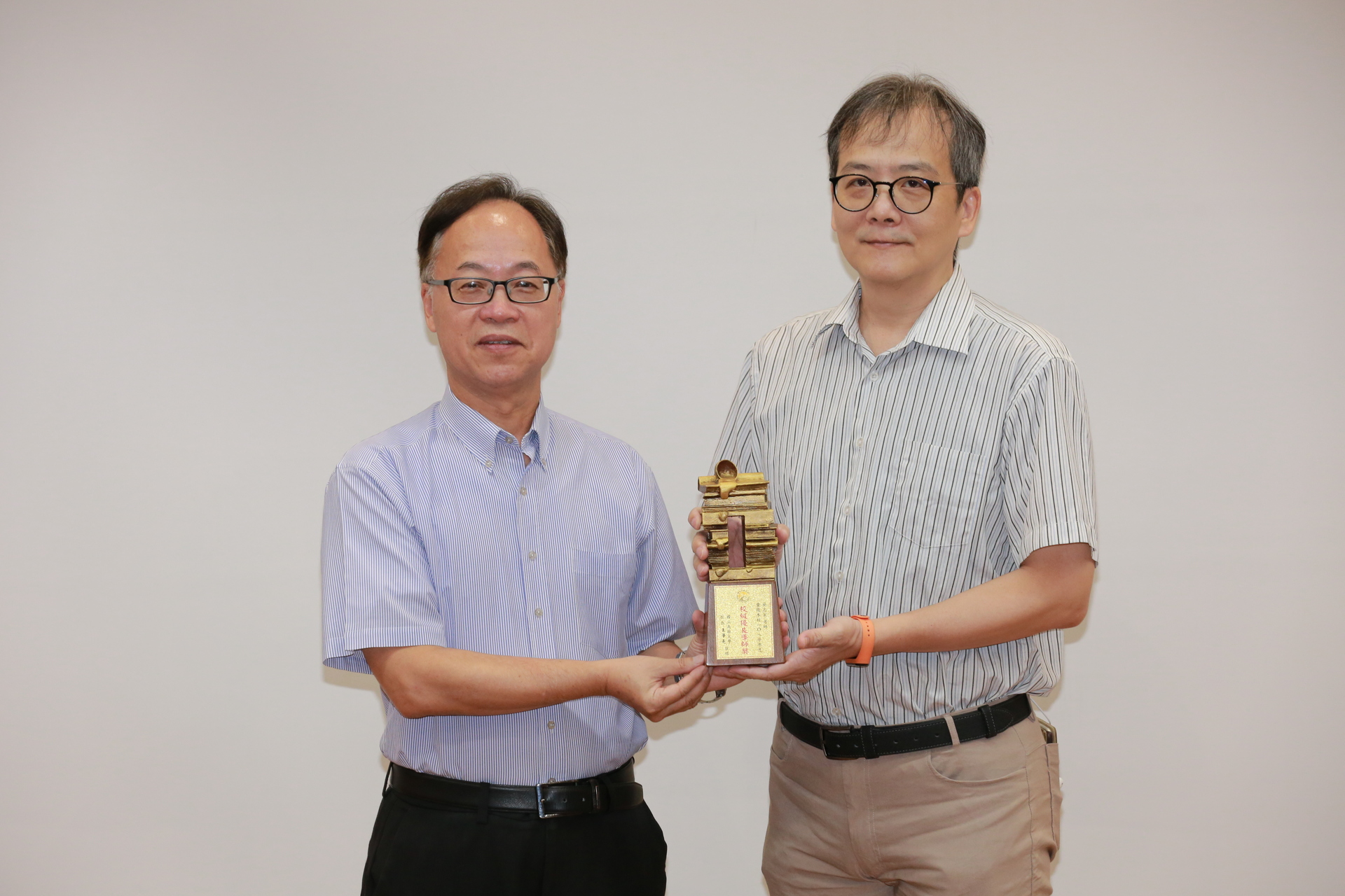 電機系教授吳志宏(右)榮獲校級優良導師獎