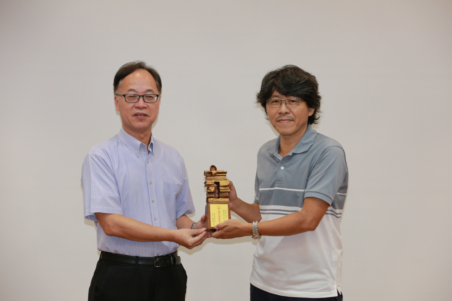建築系教授曾梓峰榮獲教師社會服務傑出獎，由系主任陳逸杰代領圖片