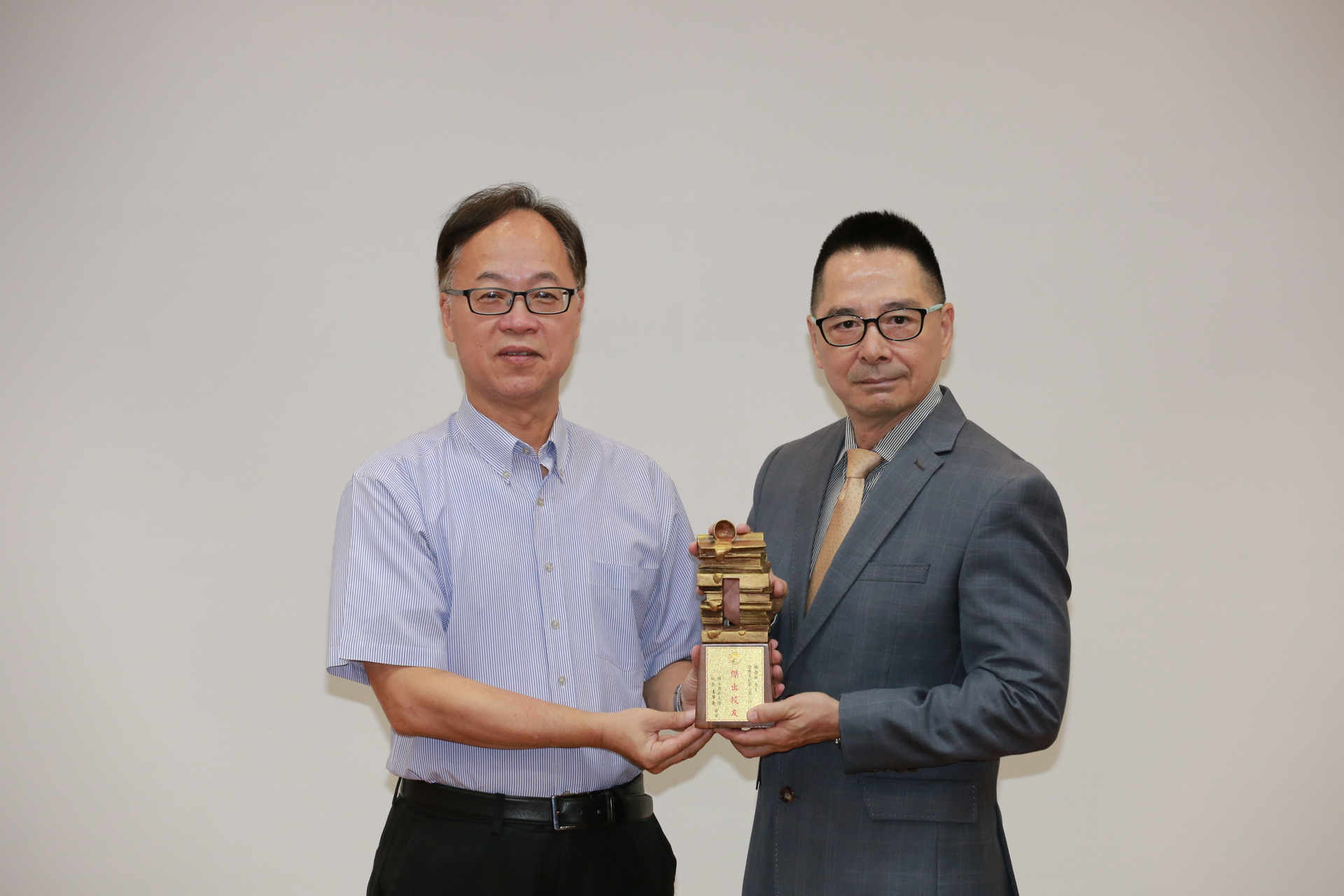 EMBA系友楊啟銓（右）榮獲第3屆(2020年)傑出校友