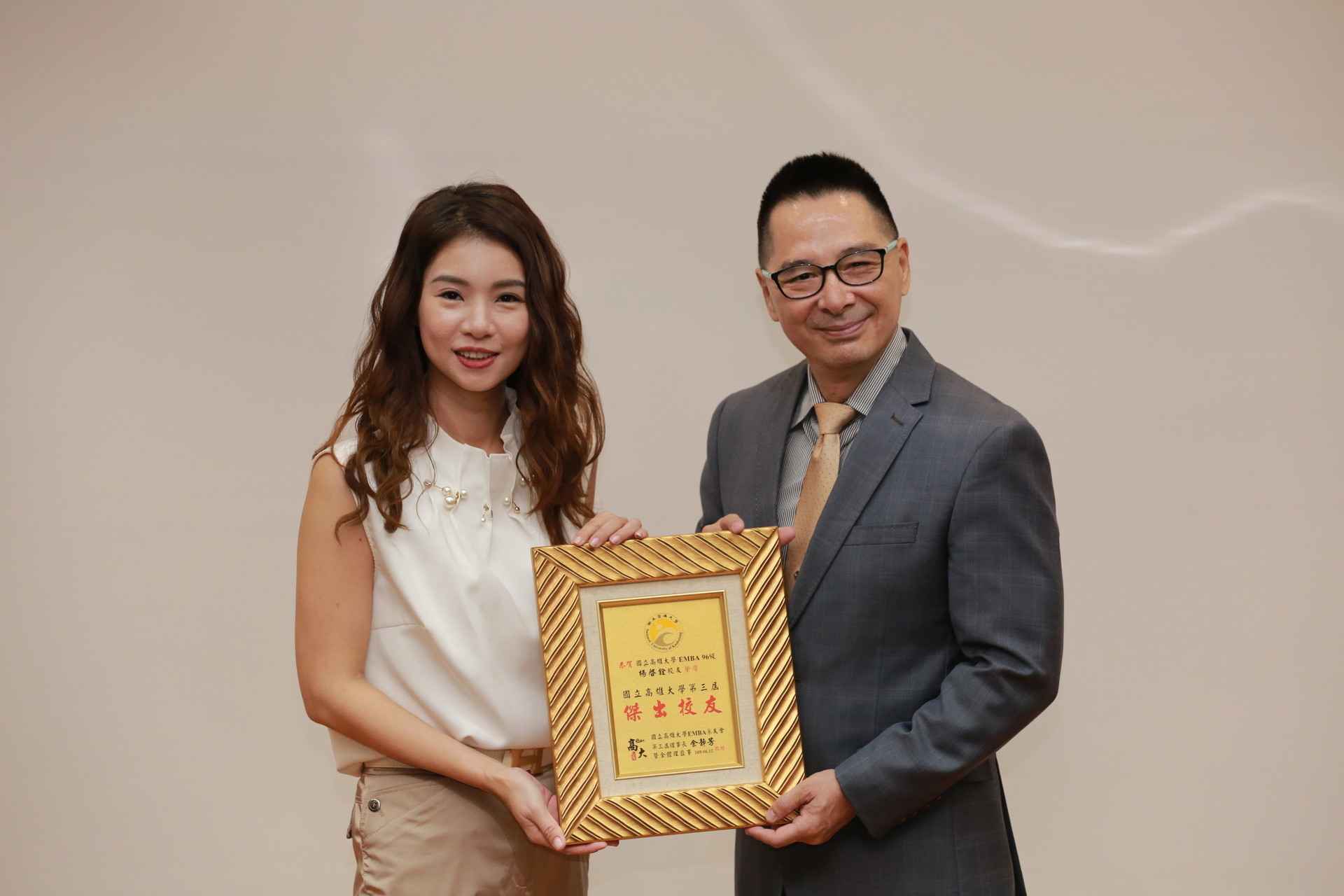 高大EMBA系友會理事長余靜芳(左)表揚傑出系友楊啟銓圖片