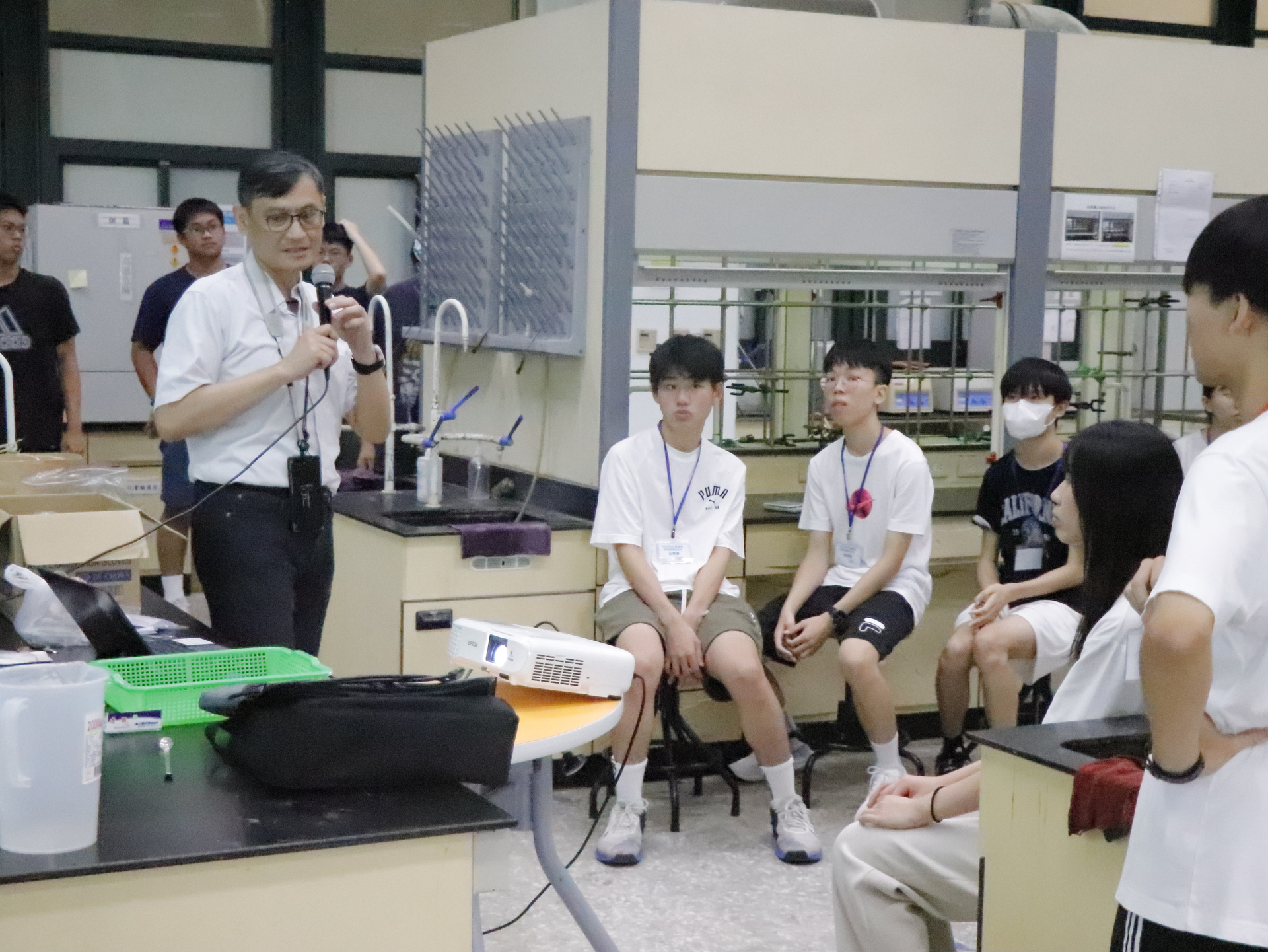 高雄大學仿生實驗營 帶高中生探索綠色科技012【化材系學生李宸宇、劉子瑜拍攝】