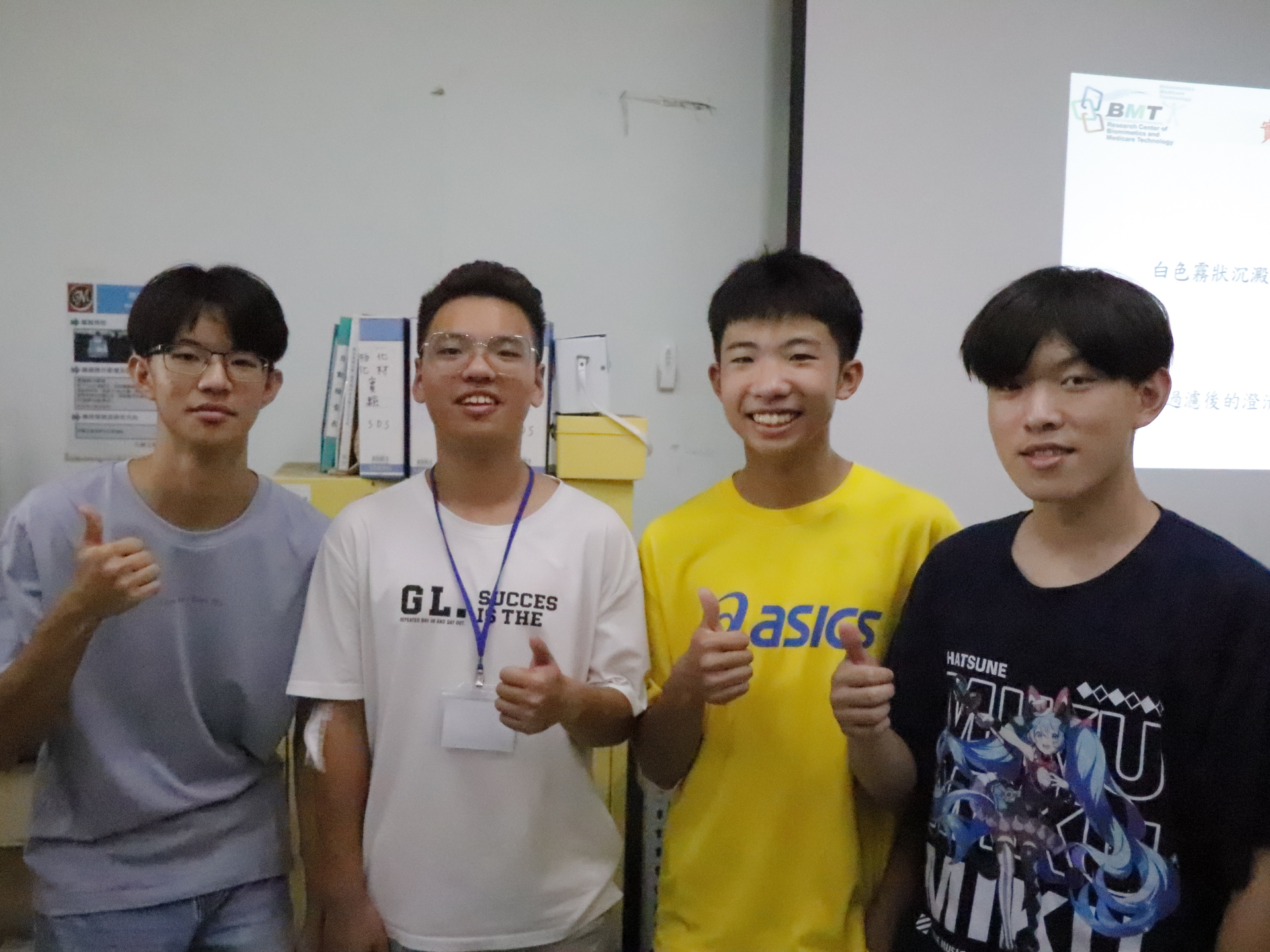 高雄大學仿生實驗營 帶高中生探索綠色科技014【化材系學生李宸宇、劉子瑜拍攝】