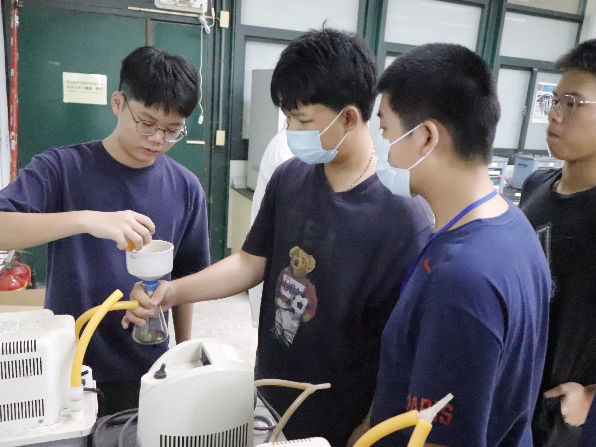 高雄大學仿生實驗營 帶高中生探索綠色科技015【化材系學生李宸宇、劉子瑜拍攝】