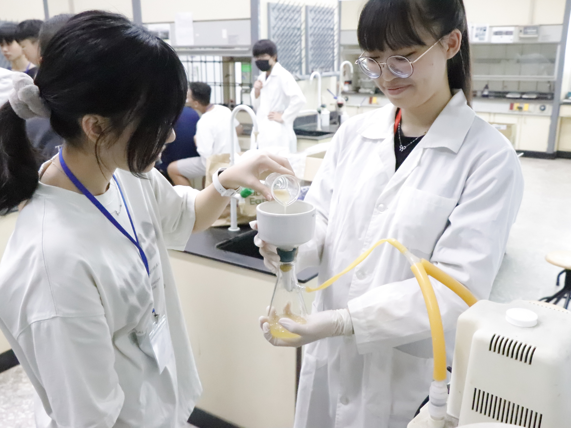 高雄大學仿生實驗營 帶高中生探索綠色科技016【化材系學生李宸宇、劉子瑜拍攝】