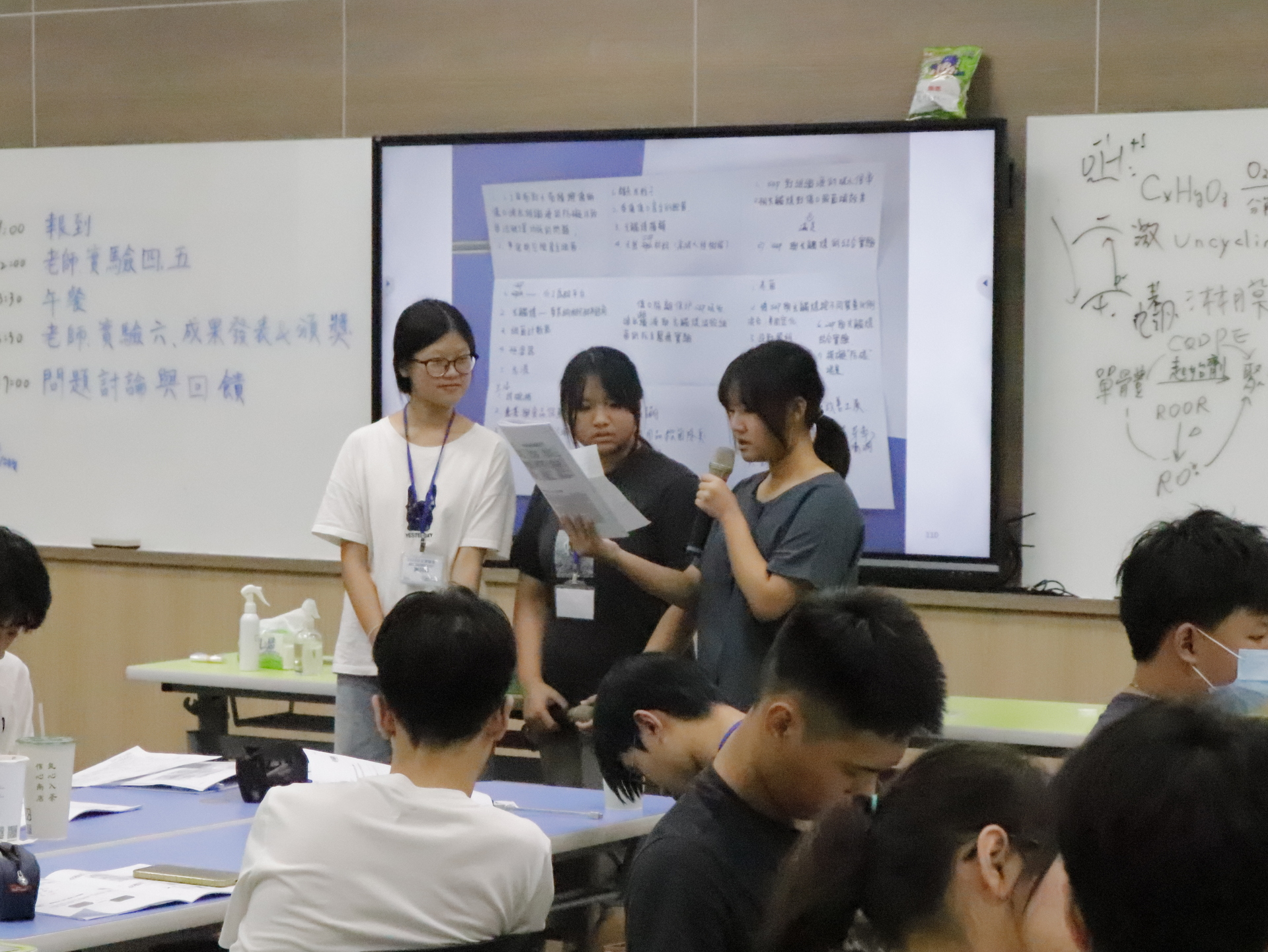 高雄大學仿生實驗營 帶高中生探索綠色科技018【化材系學生李宸宇、劉子瑜拍攝】