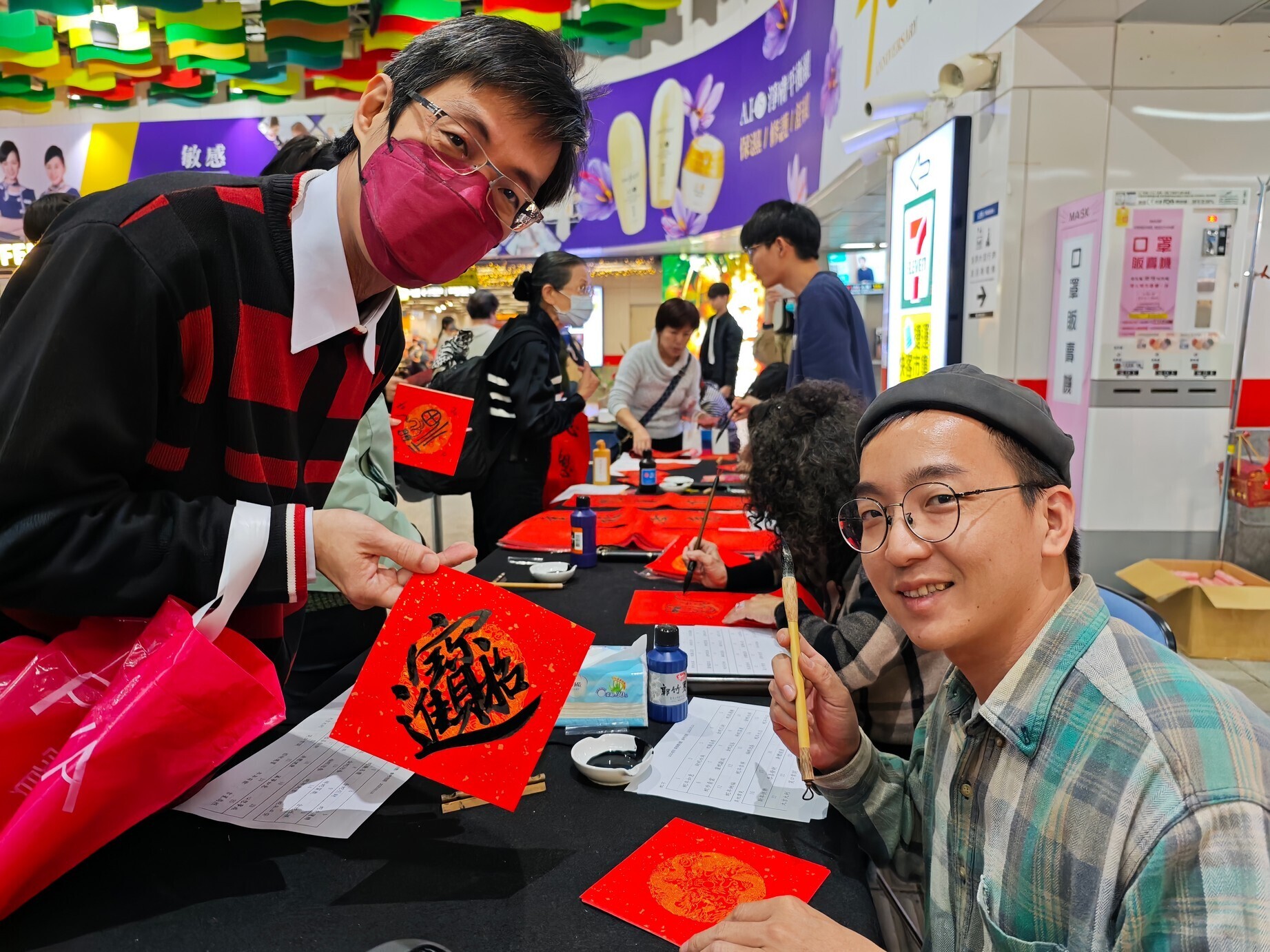 National University of Kaohsiung Faculty and Students Write and Give Away Spring Couplets – First Event Held at Kaohsiung Metro Zuoying Station Concourse. 004Image