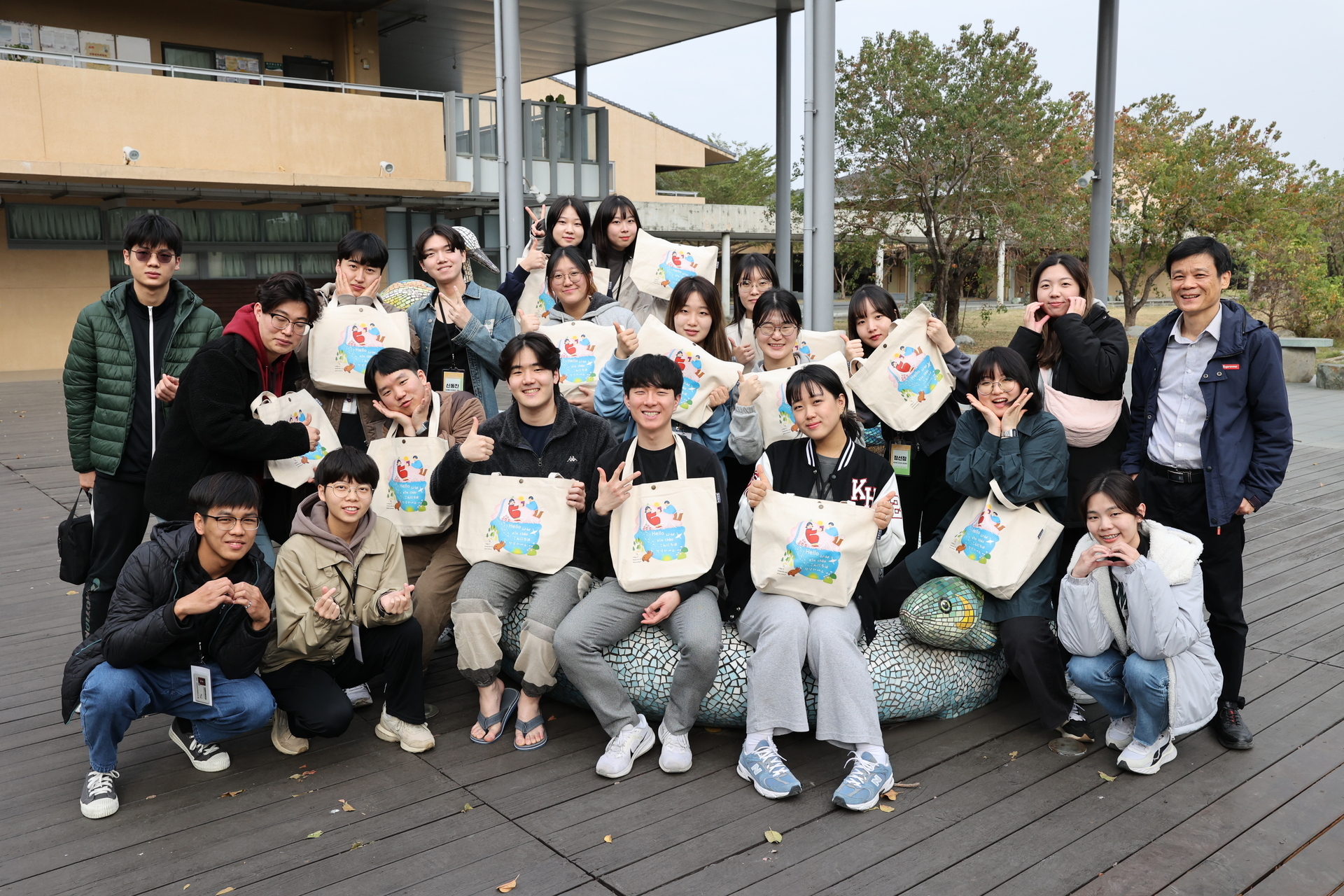 Department of East Asian Languages and Literature organized a cultural study program for students and faculty from Kyung Hee University. 001