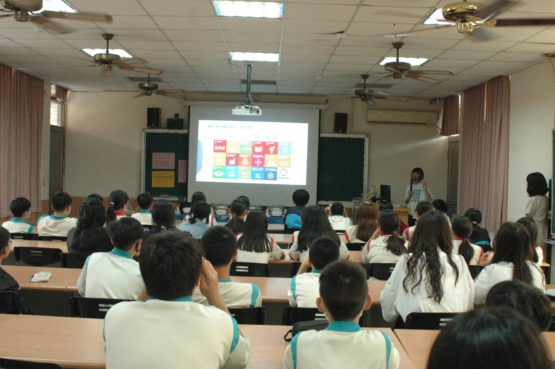 高雄大學藝創系副教授王政弘團隊前進蚵寮國中、蚵寮國小融入VR創新教學12