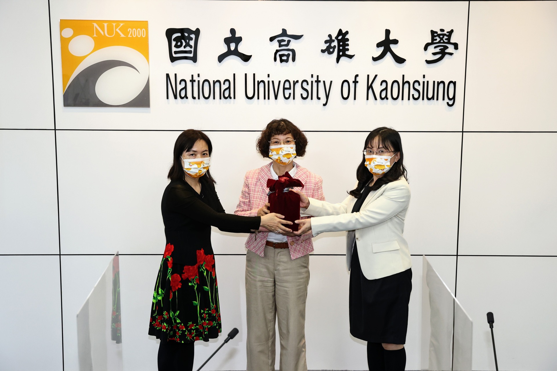 高雄大學校長陳月端（中）監交，黃月惠（右）接下印信成為新任主計室主任，王秀芬順利完成階段代理任務。