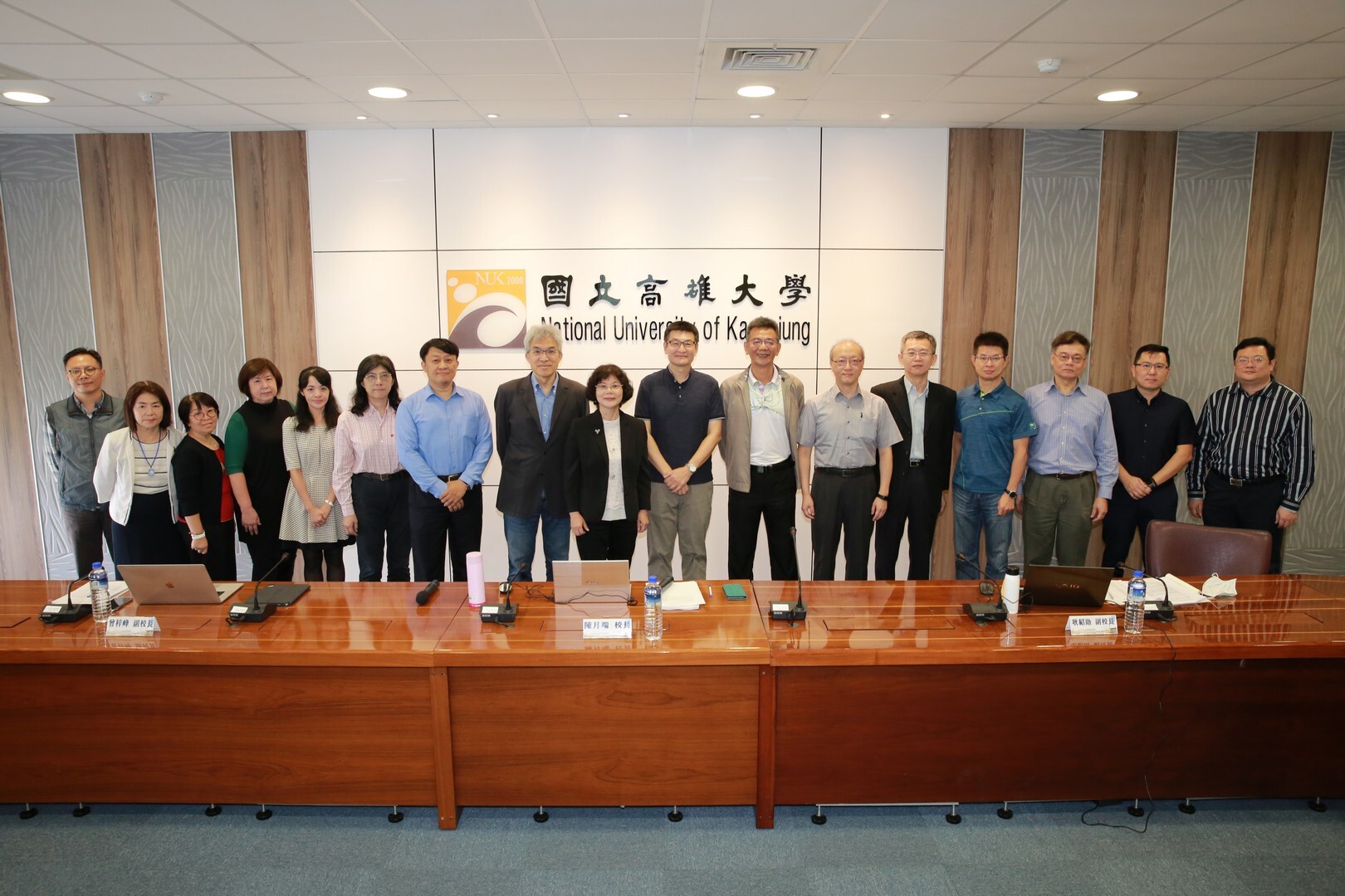 高大校長陳月端與學術及行政一級主管合影