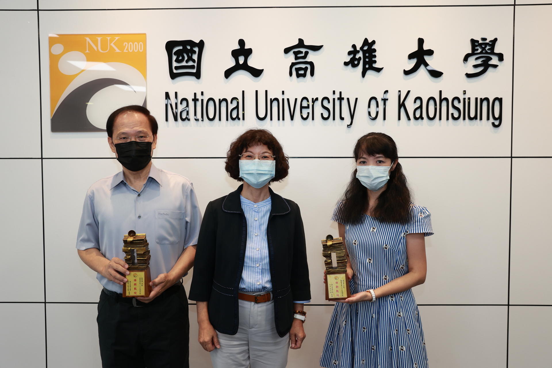高雄大學校長陳月端（中）頒發110學年度特聘教授予資工系教授張保榮（左1）、西洋語文學系教授賴怡秀。