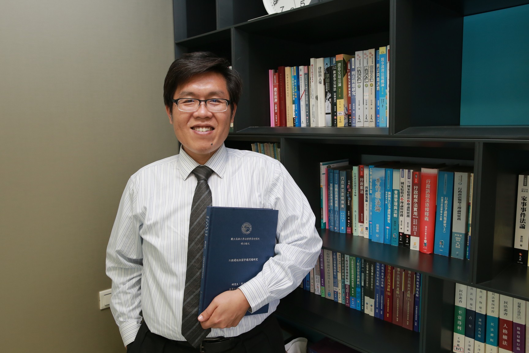 法律系碩專班畢業校友周元培與其畢業論文圖片