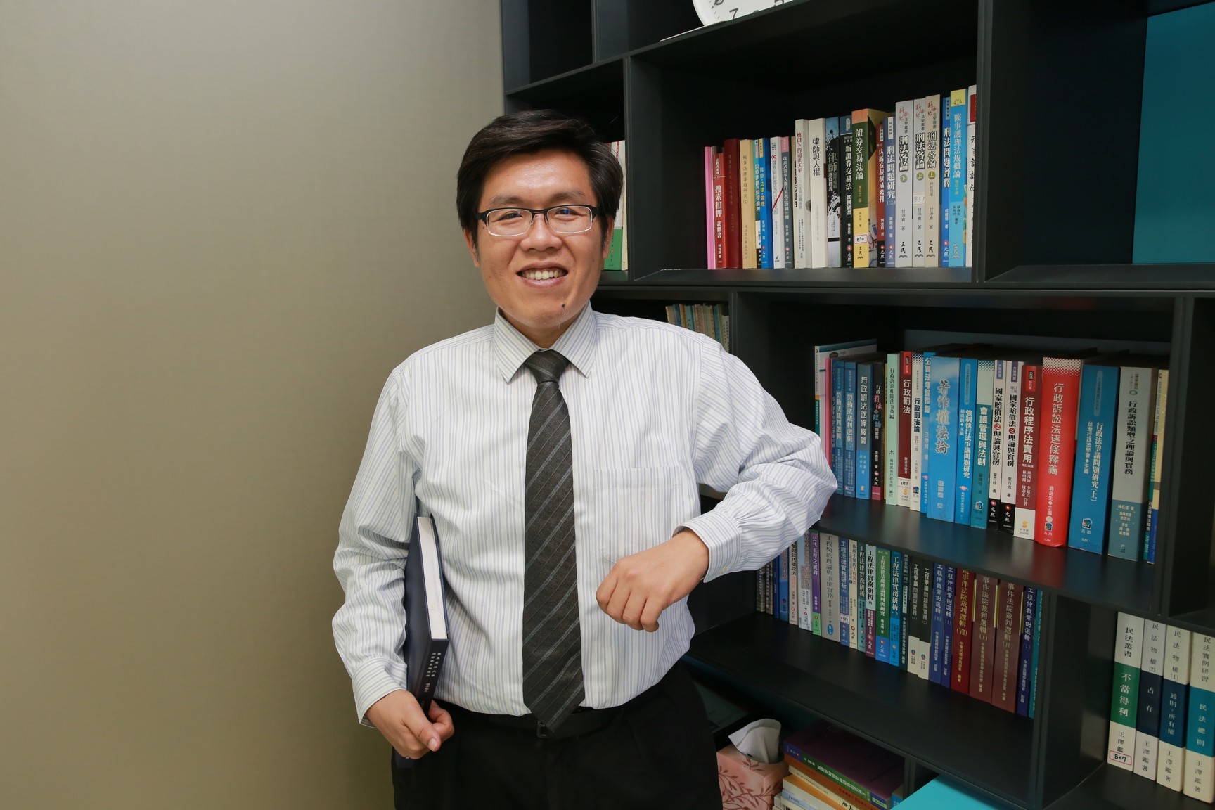 高雄律師公會周元培理事長攝於其律師事務所圖片