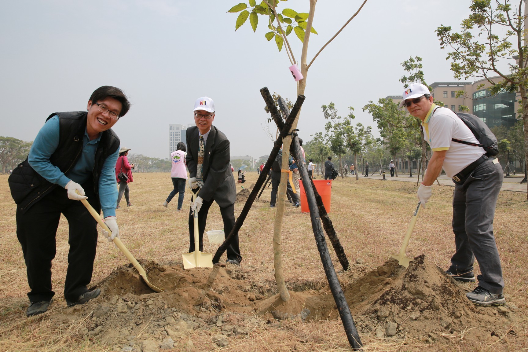 校長王學亮、高雄律師公會理事長周元培與全國律師公會聯合會長官共同栽種紅花風鈴木圖片