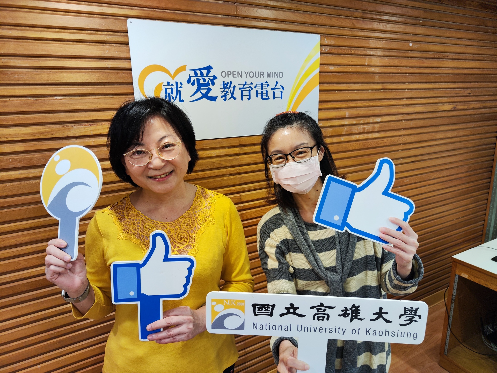 高雄大學亞太系副教授李亭林（左）接受教育廣播電台 Tea Time時光節目主持人Ruby專訪02。