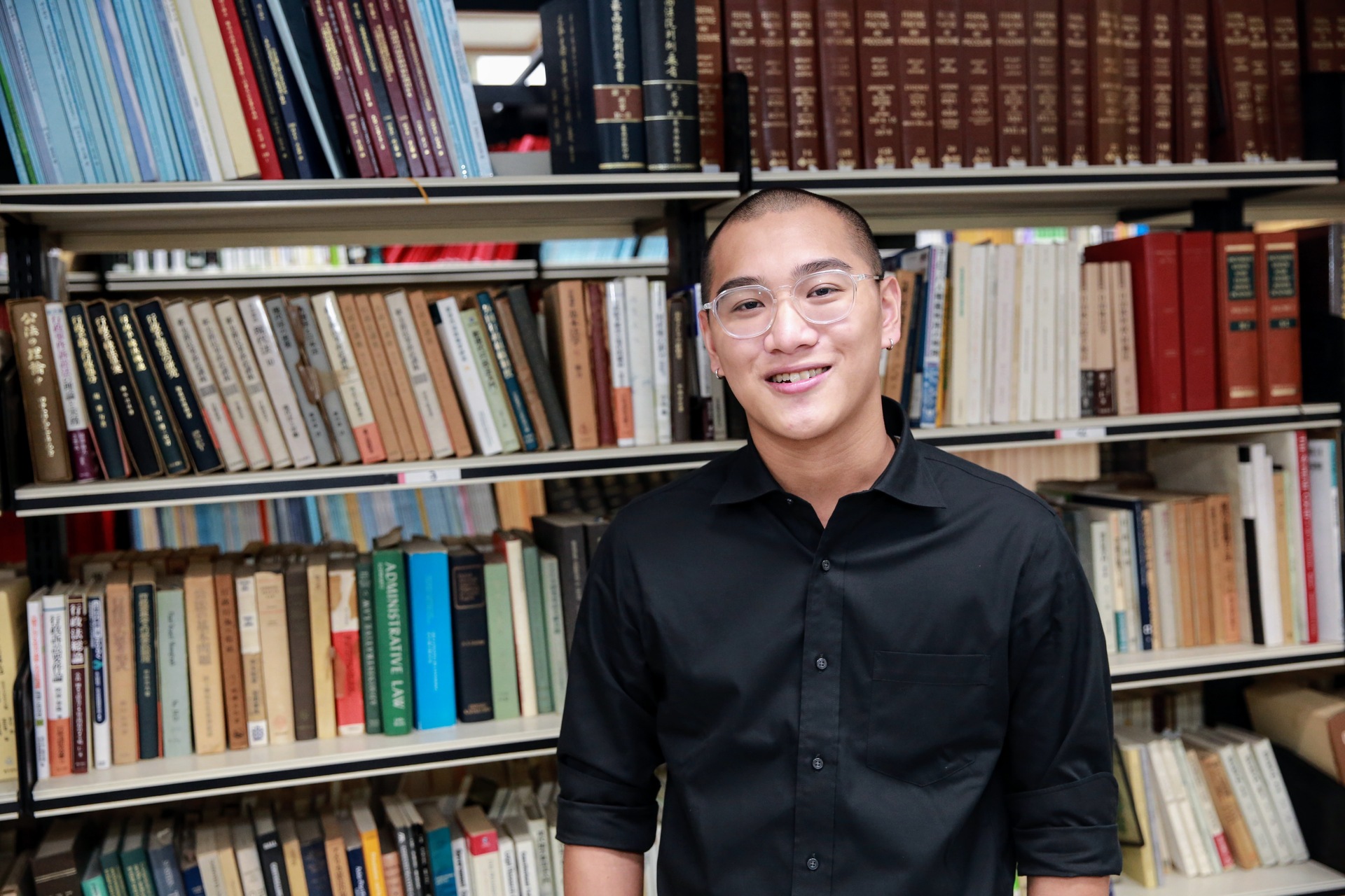 高雄大學財經法律學系碩士生、排灣族謝懷寬，從全國11,755名考生中脫穎而出，成為準律師。圖片