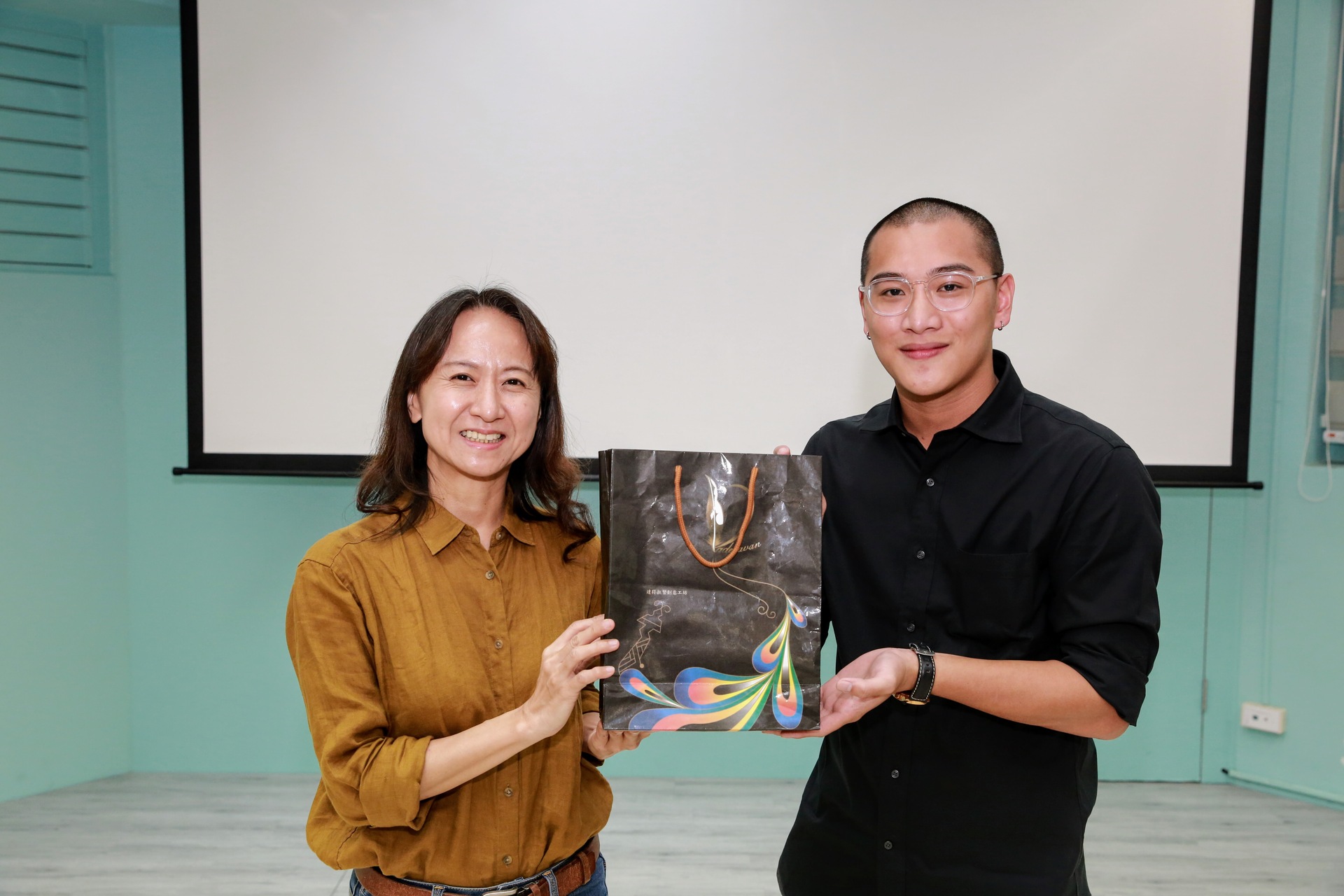 學務長莊淑姿（左）邀請謝懷寬為學弟妹分享準備律師考試心得圖片