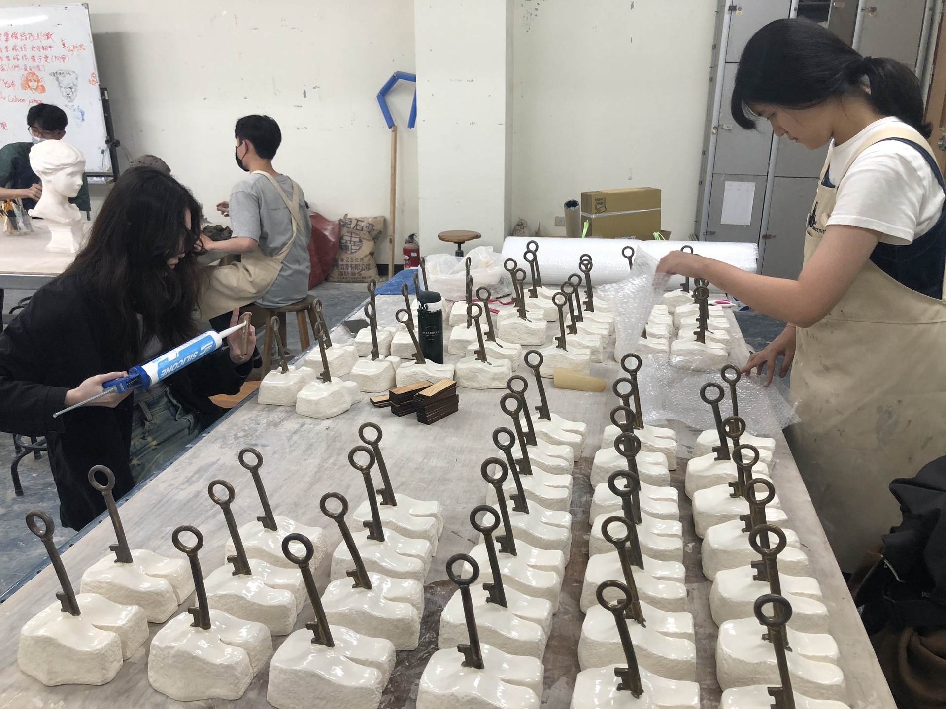 藝創系主任陳冠勳帶領團隊打造「高大二十、功績豐實」獎座007圖片
