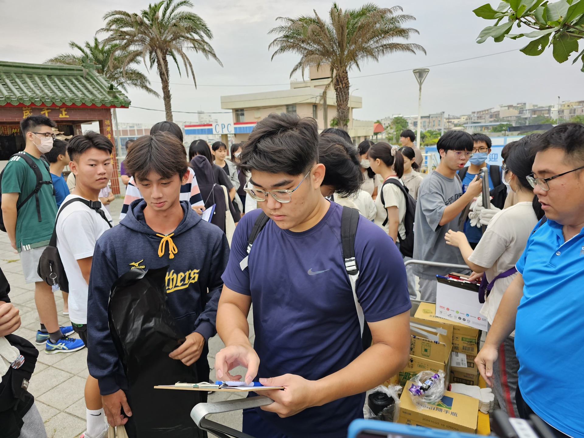 高雄大學師生體現在地共榮共好、鏈結社會精神，前往蚵仔寮淨灘002