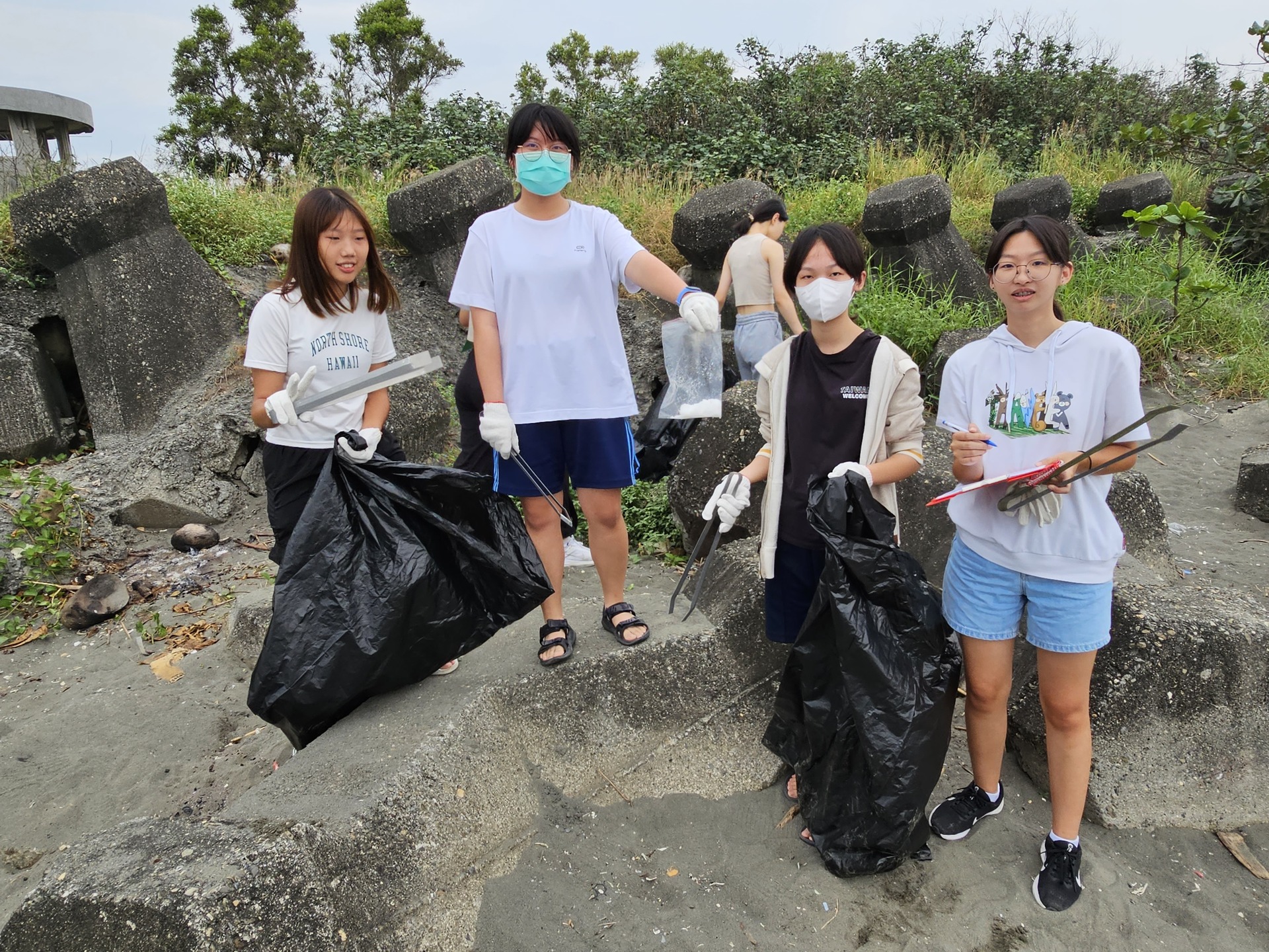 高雄大學師生體現在地共榮共好、鏈結社會精神，前往蚵仔寮淨灘004