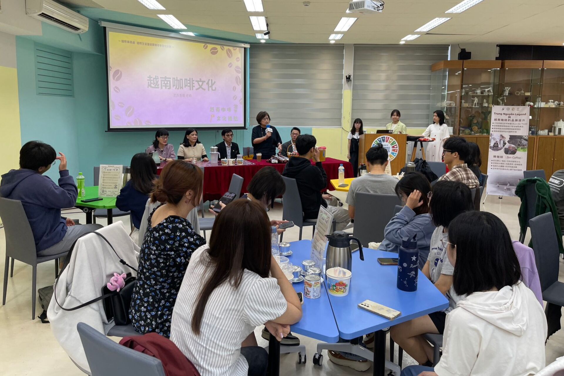 活動現場氣氛熱絡，師生一同參與越南咖啡文化體驗，透過交流與互動感受多元文化魅力。圖片