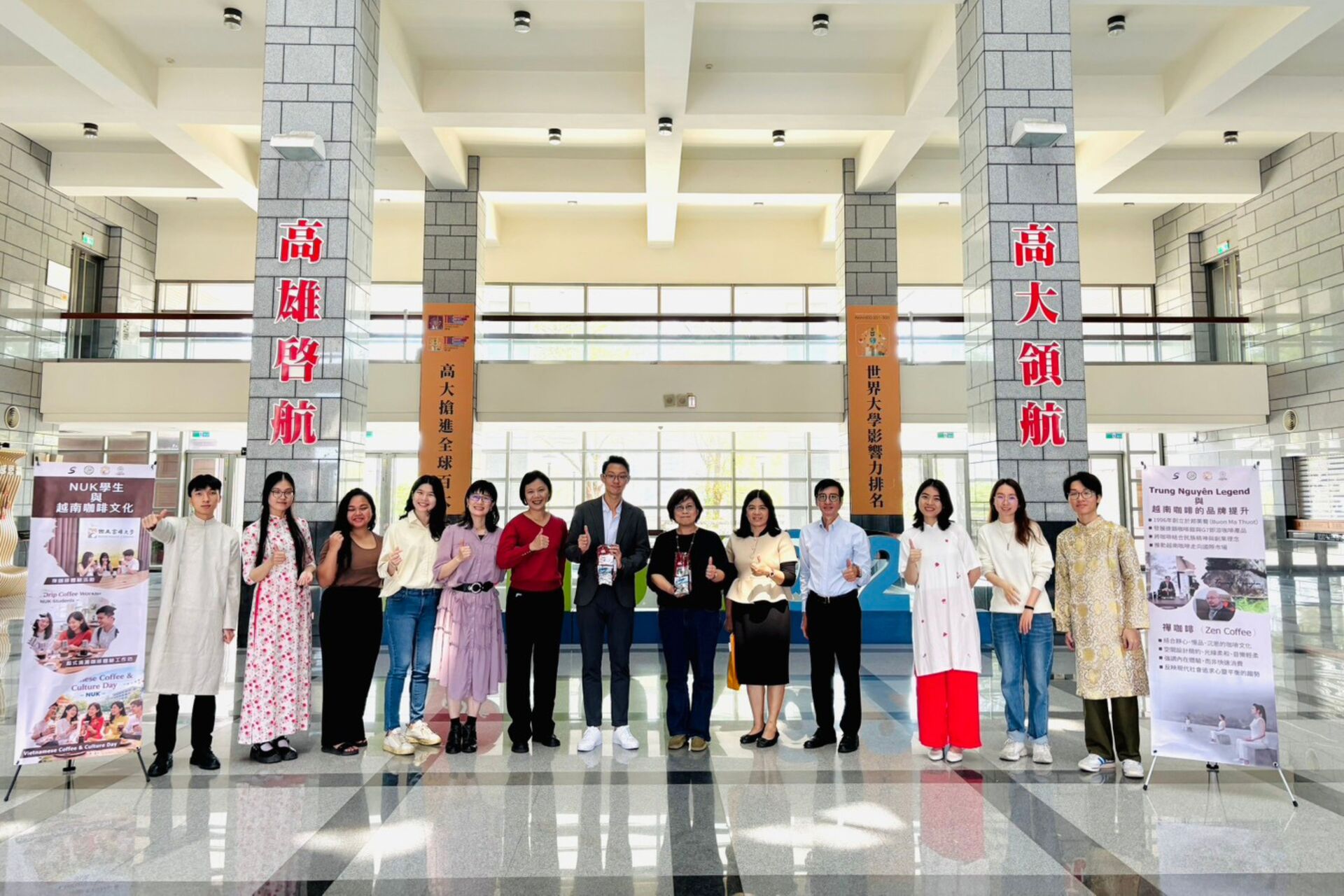 長官、講師以及中原咖啡代表和越南學生於活動現場合影留念。圖片