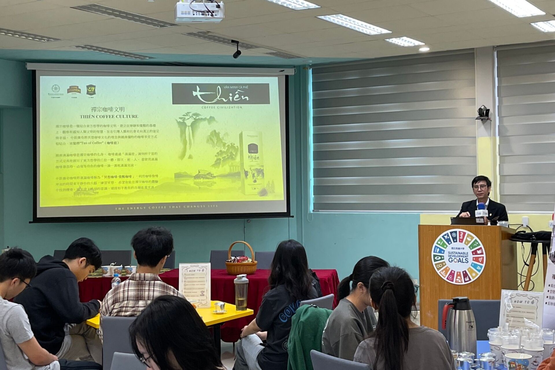 東語系兼國際處招生組組長 裴光雄老師介紹越南咖啡文化與特色。圖片