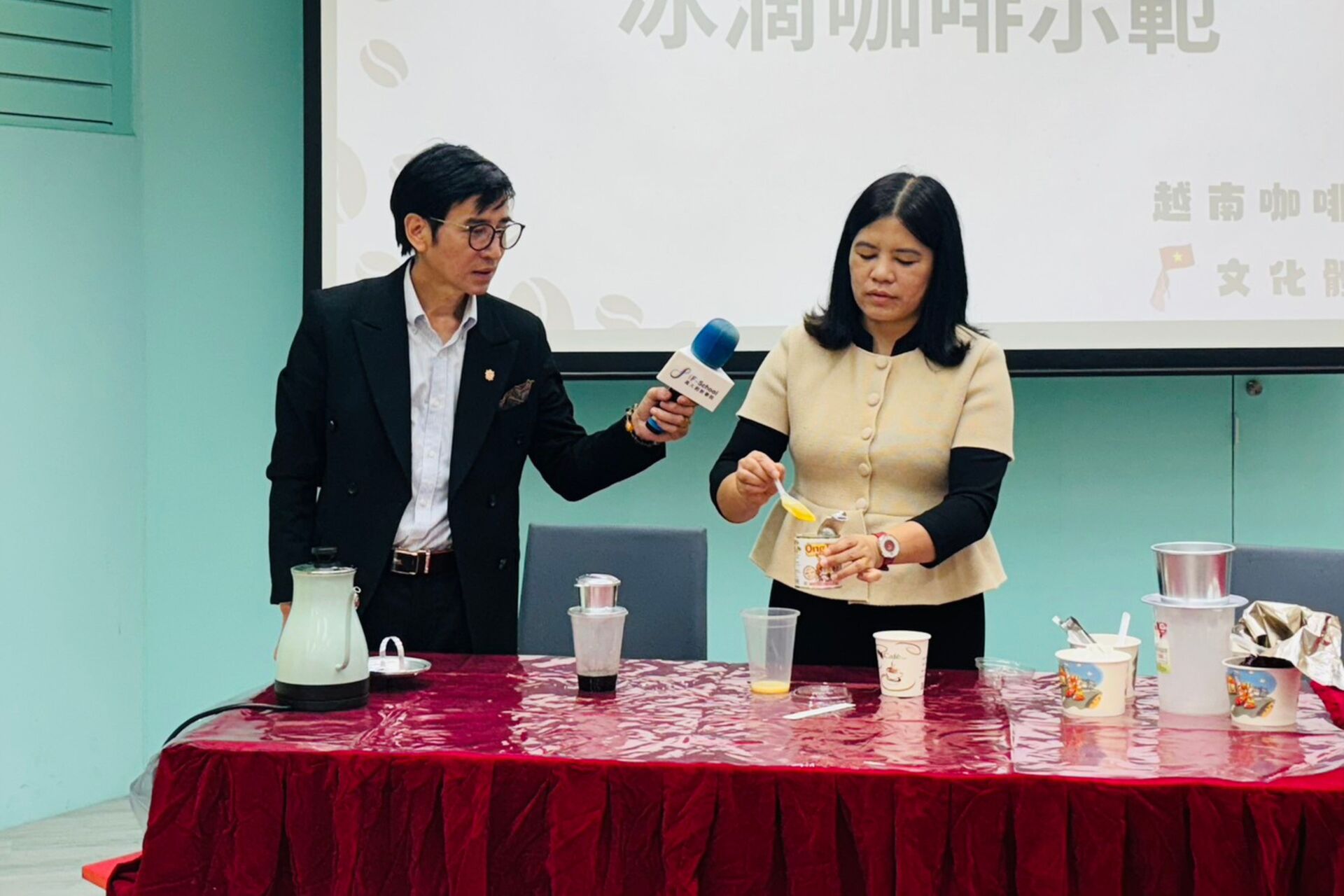 范氏香蘭老師示範越南特色冰滴咖啡沖煮方式，現場講解沖泡技巧。圖片