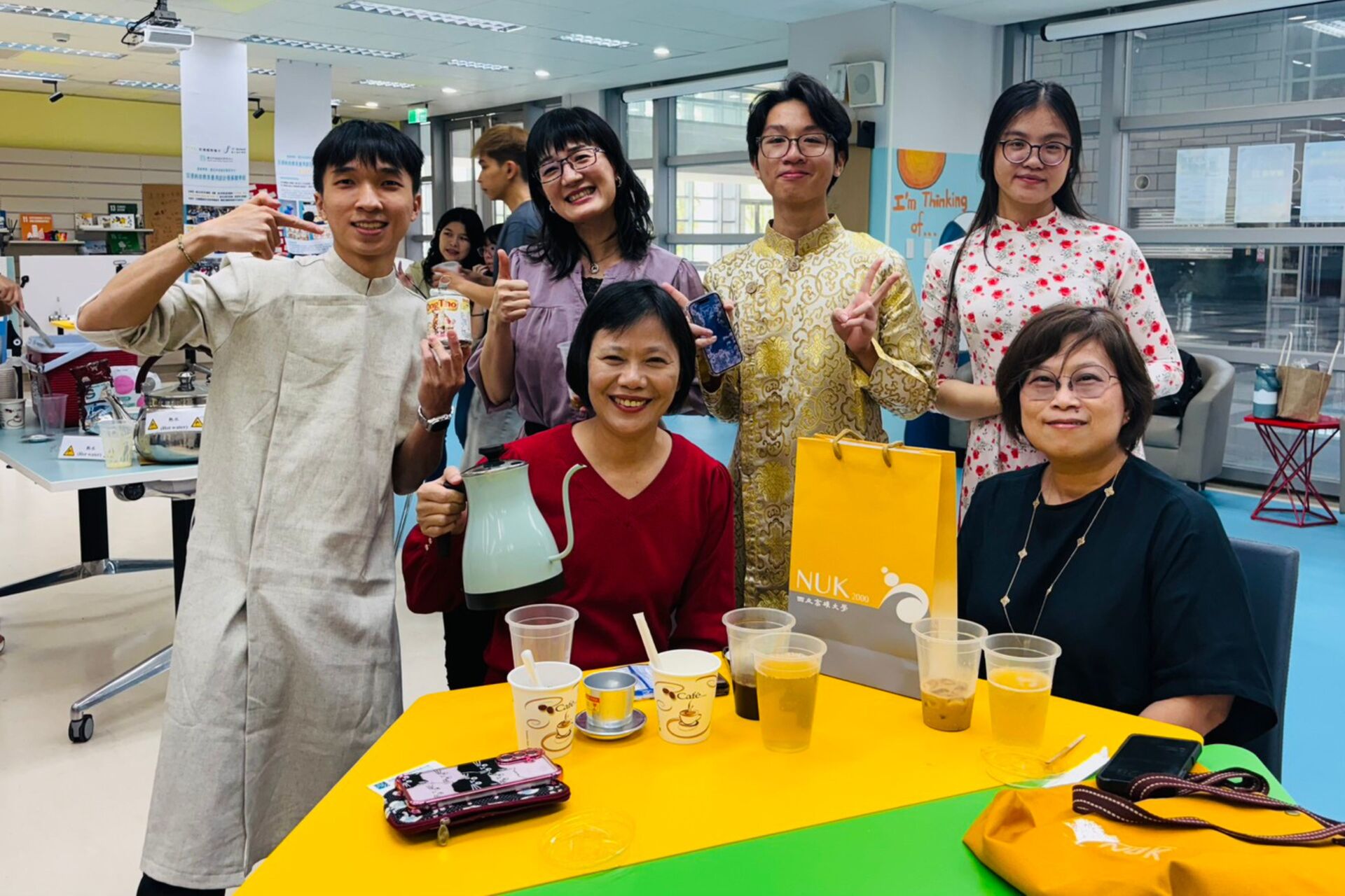 國際長林倖如（右前）、許碧雲老師（左前）與學生事務組侯美黛組長(後排左二)與越南學生交流互動。圖片