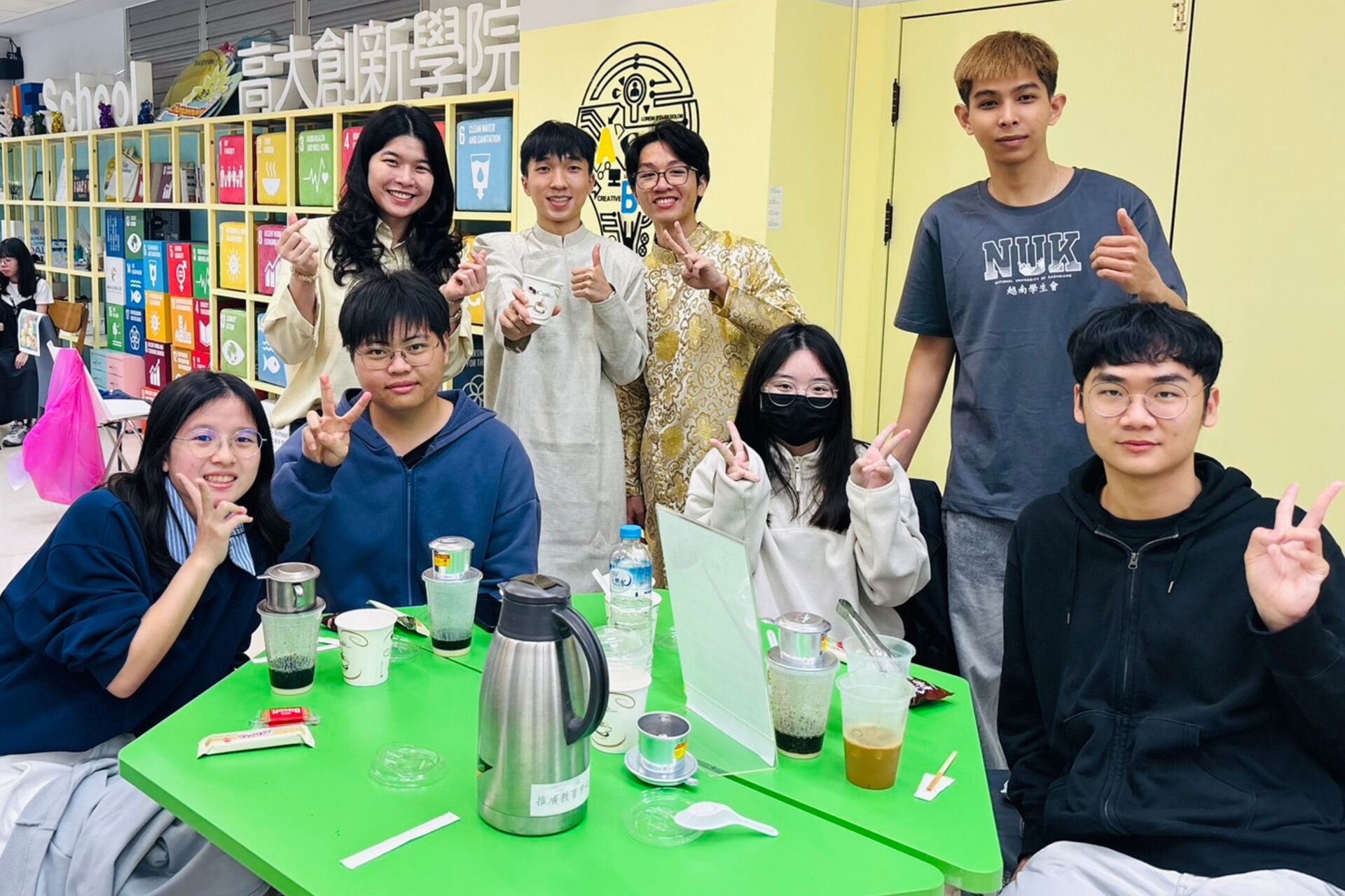 國際生留臺就業輔導計畫負責人陳梅恩（左後第一位）與越南學生（後排三位）擔任小老師，協助參與者完成冰滴咖啡沖泡體驗。圖片