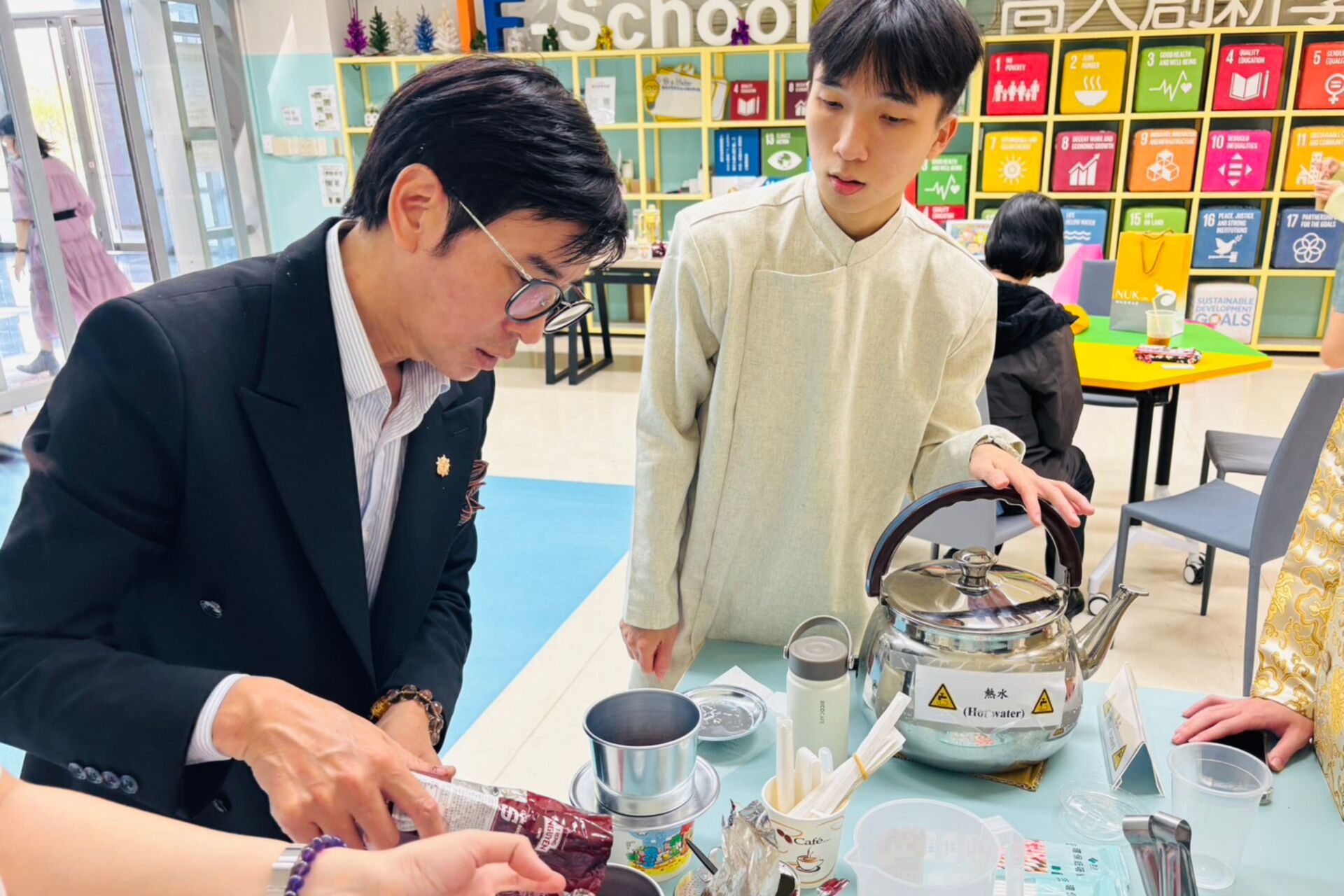 裴光雄老師示範冰滴咖啡製作過程，並說明沖煮時的注意事項。圖片