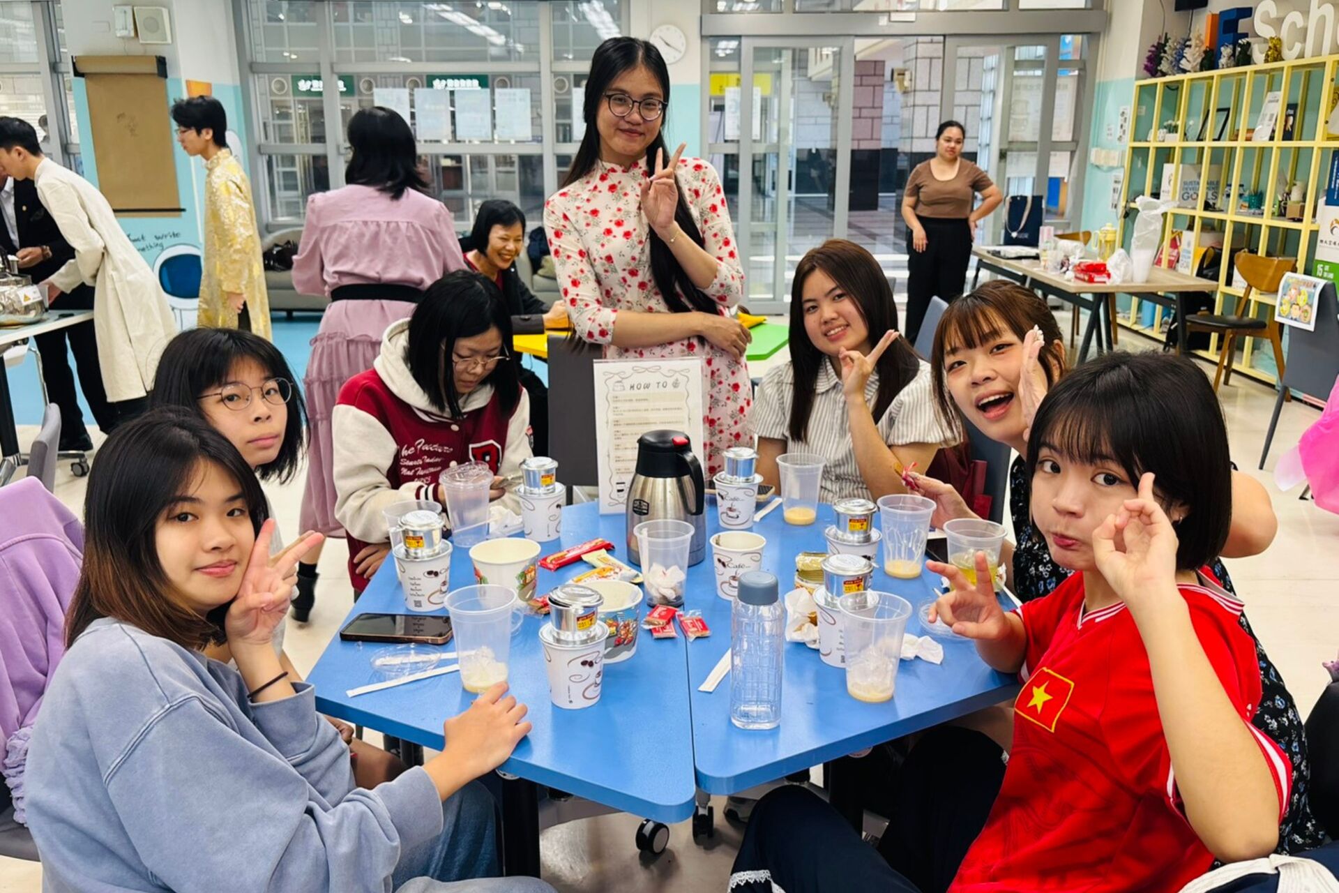 越南學生穿著傳統服飾，與參與學生分享越南文化特色。圖片