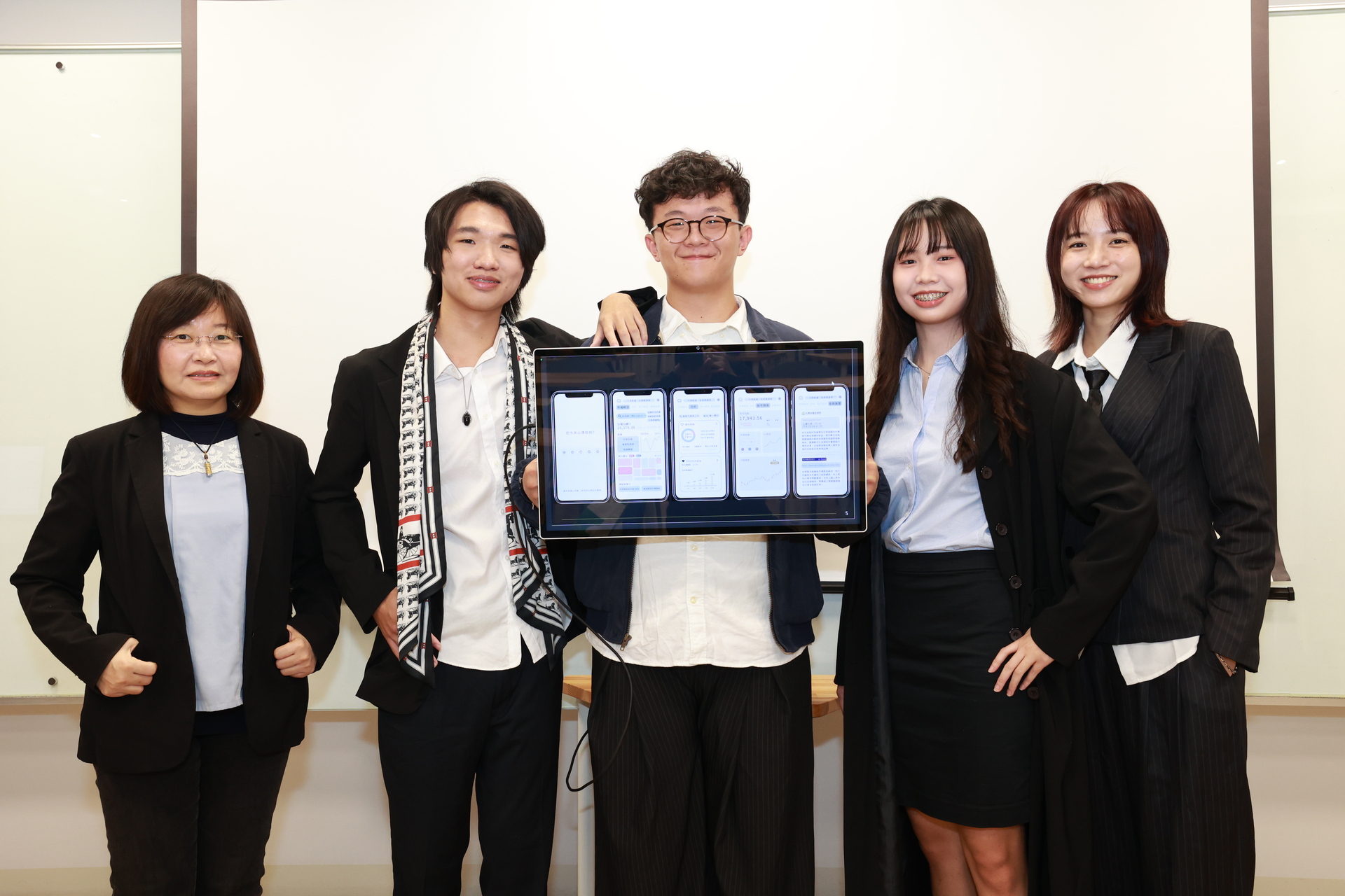 東亞語文學系楊佳昕、潘均凱，應用經濟學系蔡伯廷，以及工藝與創意設計學系魏姵宸，在資訊管理學系系主任林杏子指導下，組成跨系團隊參與《AI學研解題實務練功房》，以 AI 投資輔助構想獲得評審肯定。001圖片