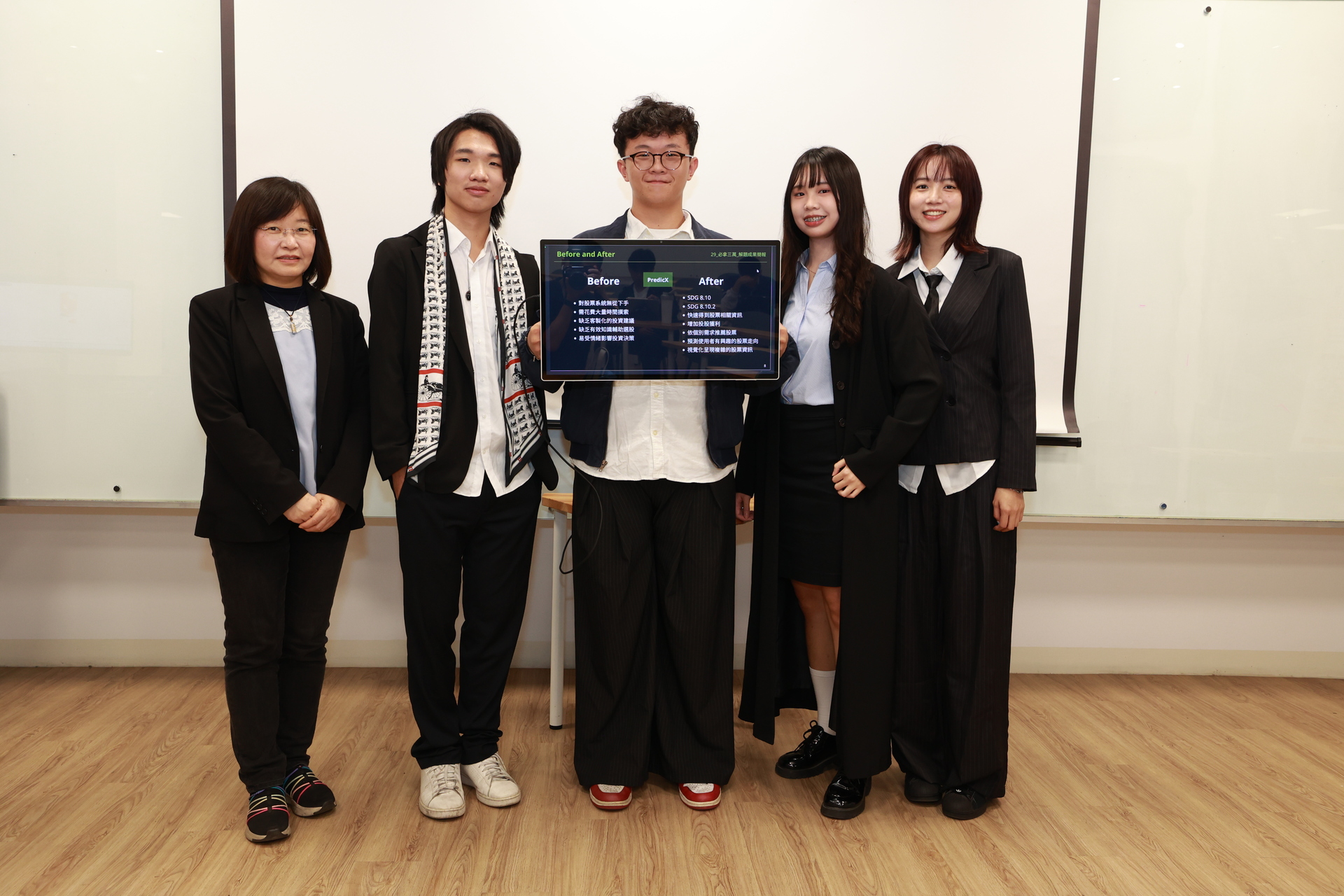 東亞語文學系楊佳昕、潘均凱，應用經濟學系蔡伯廷，以及工藝與創意設計學系魏姵宸，在資訊管理學系系主任林杏子指導下，組成跨系團隊參與《AI學研解題實務練功房》，以 AI 投資輔助構想獲得評審肯定。002圖片