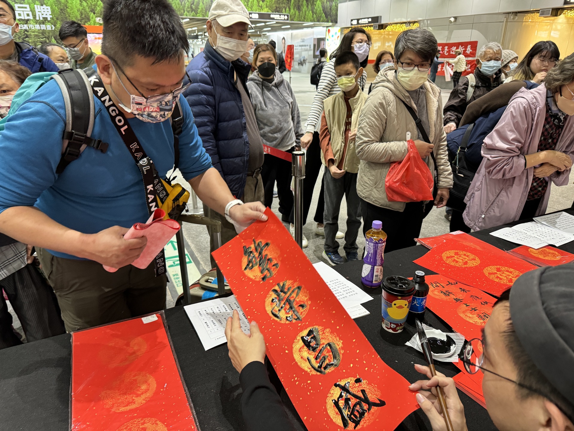 高雄大學、高捷公司 捷運左營站穿堂擺攤揮毫贈春聯　 祝福民眾龍年行大運 007