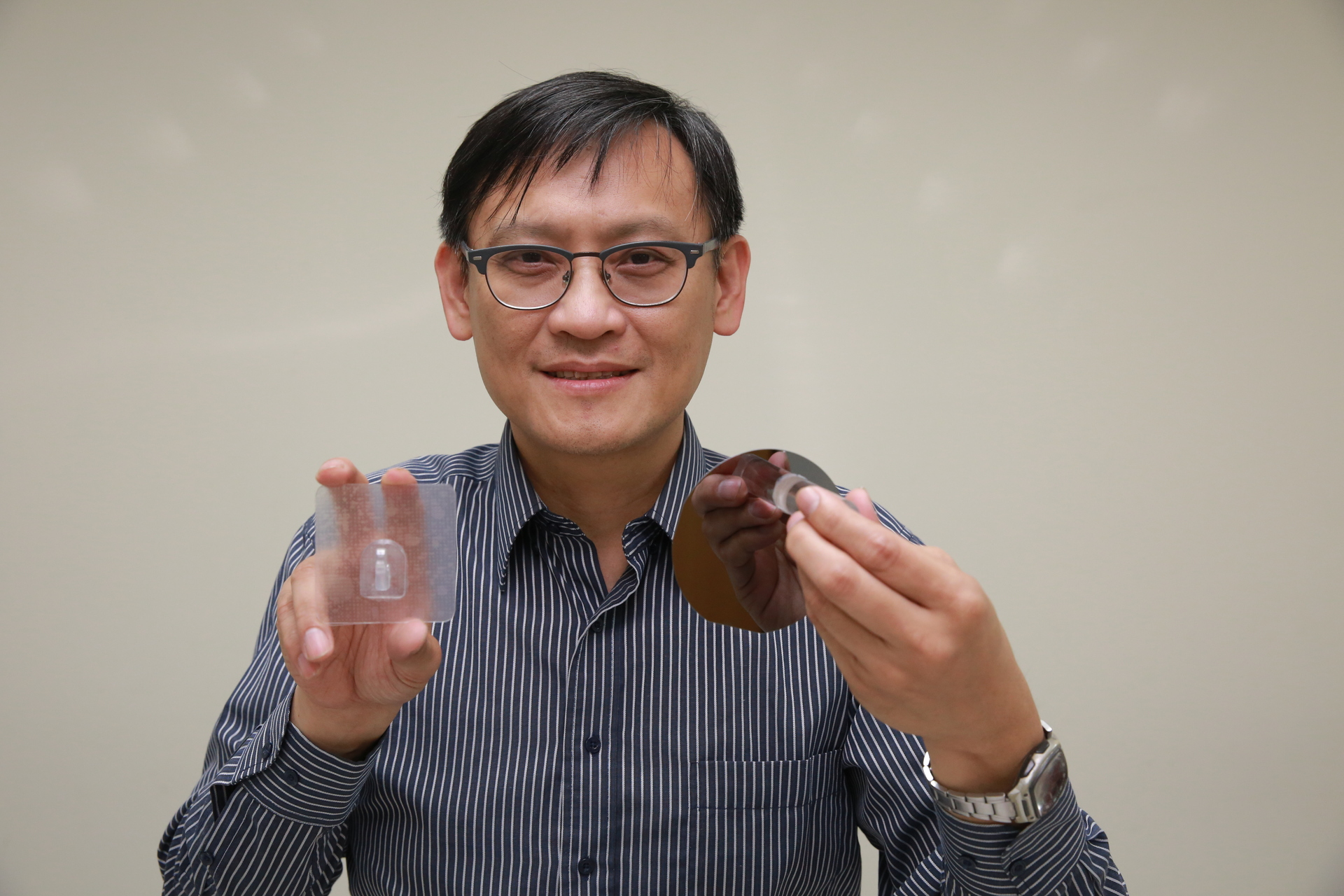 化材系教授鍾宜璋展示仿生膠帶無殘膠優越表現圖片