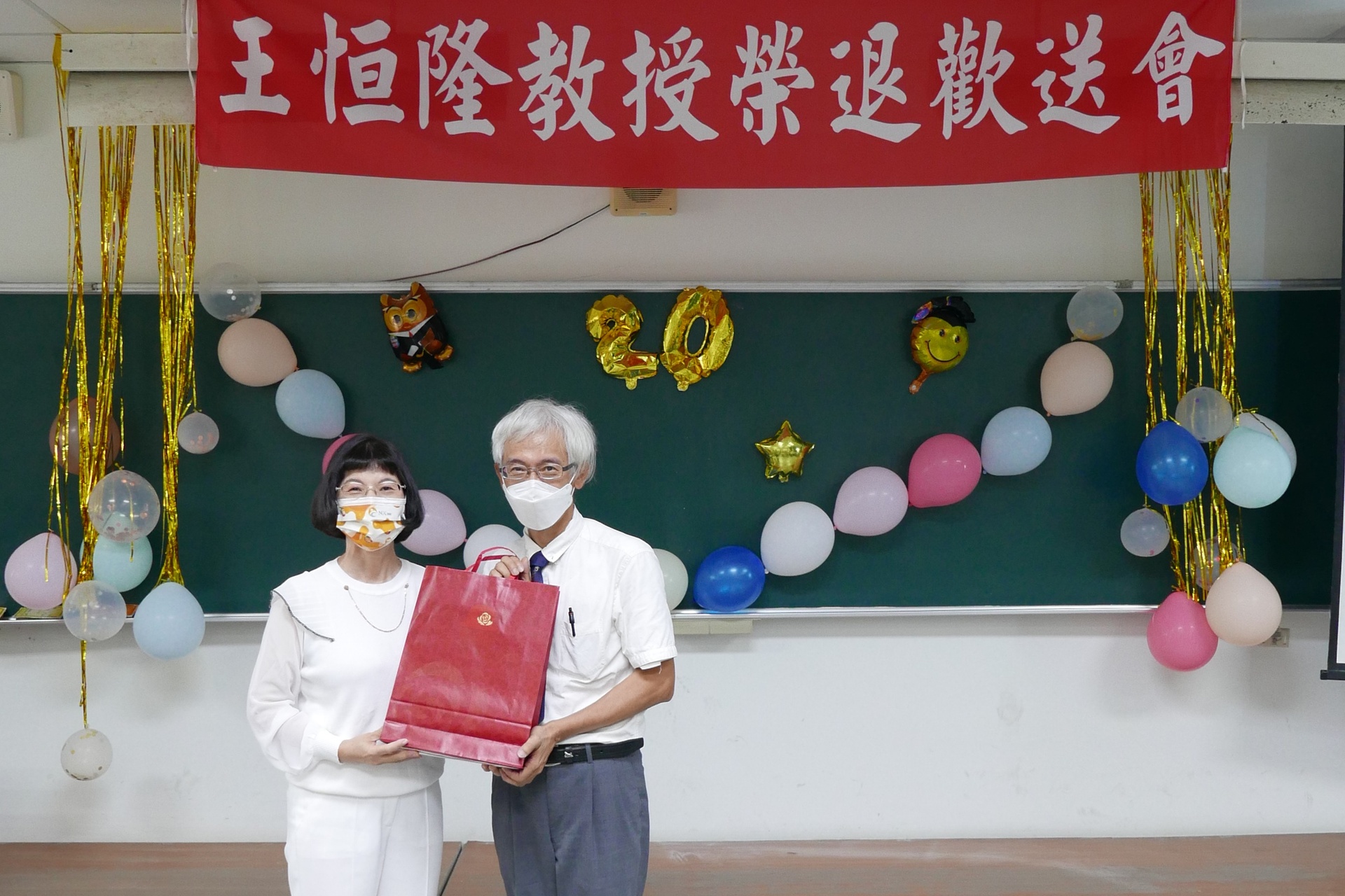 陳月端校長送紀念品