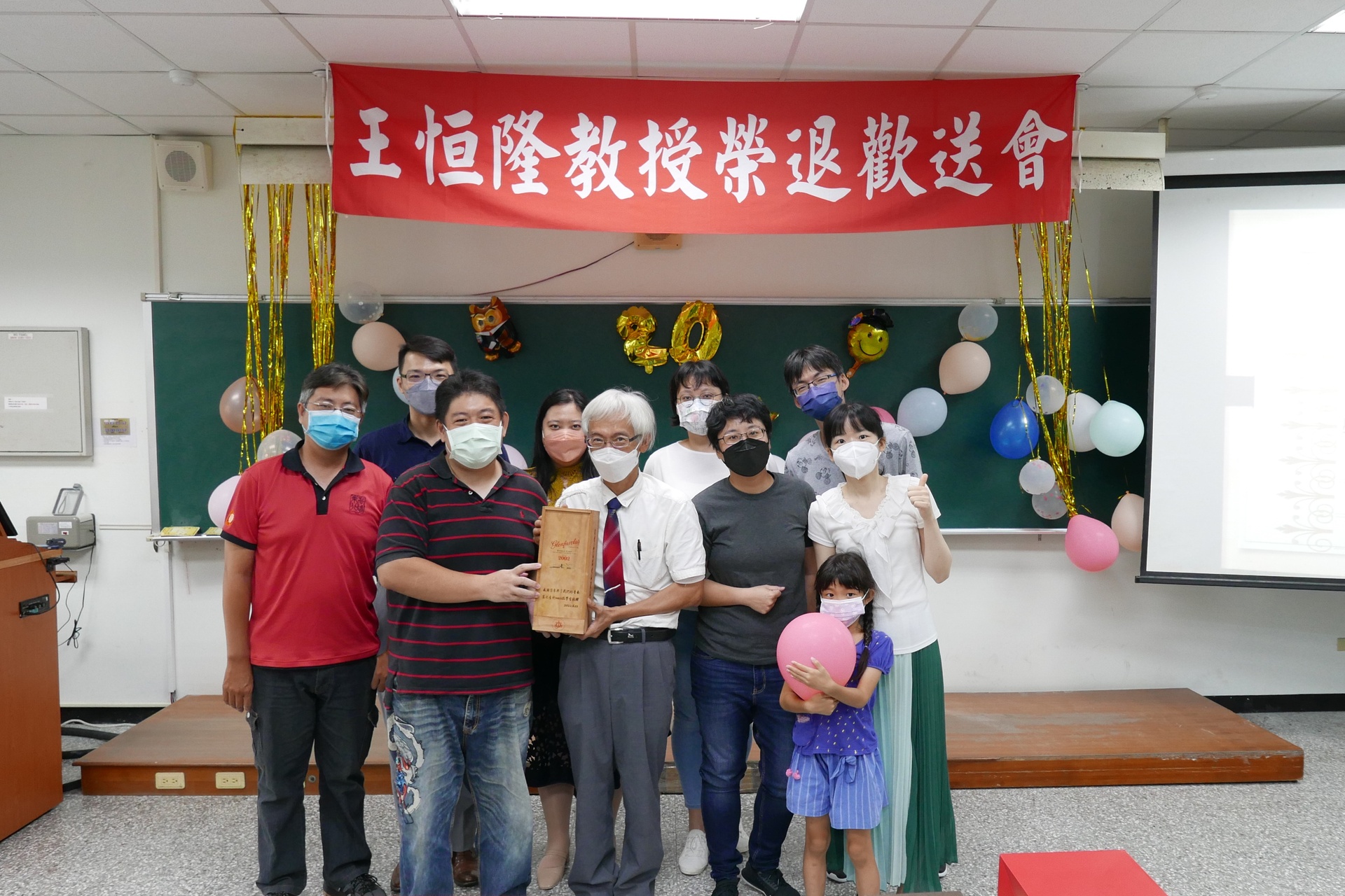 生科系友會長致贈紀念品