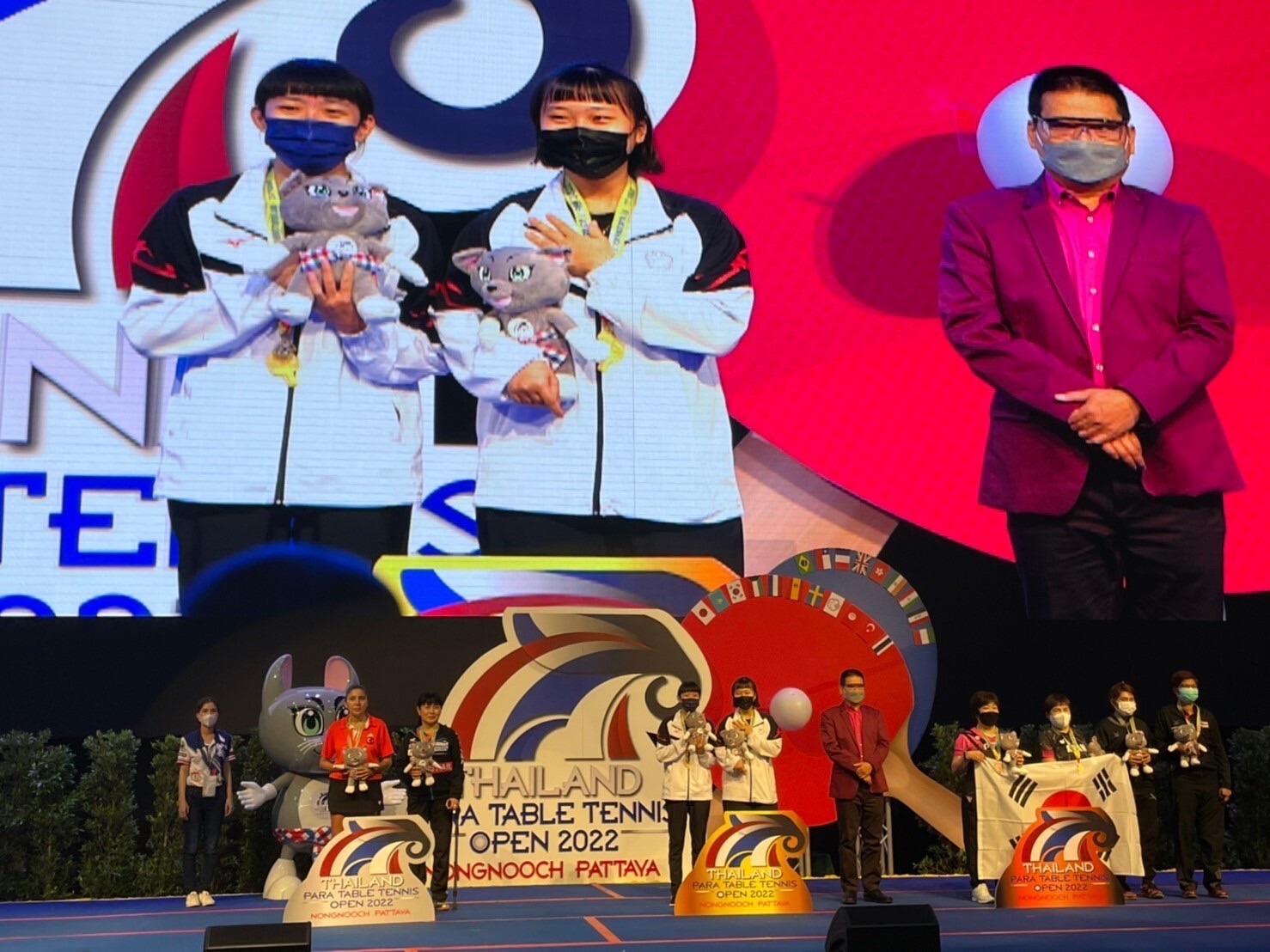 高雄大學運動競技學系學生田曉雯、林姿妤聯手挑戰2022年帕拉桌球泰國公開賽,總計拍出單打、雙打、混雙3金2銀佳績。圖片