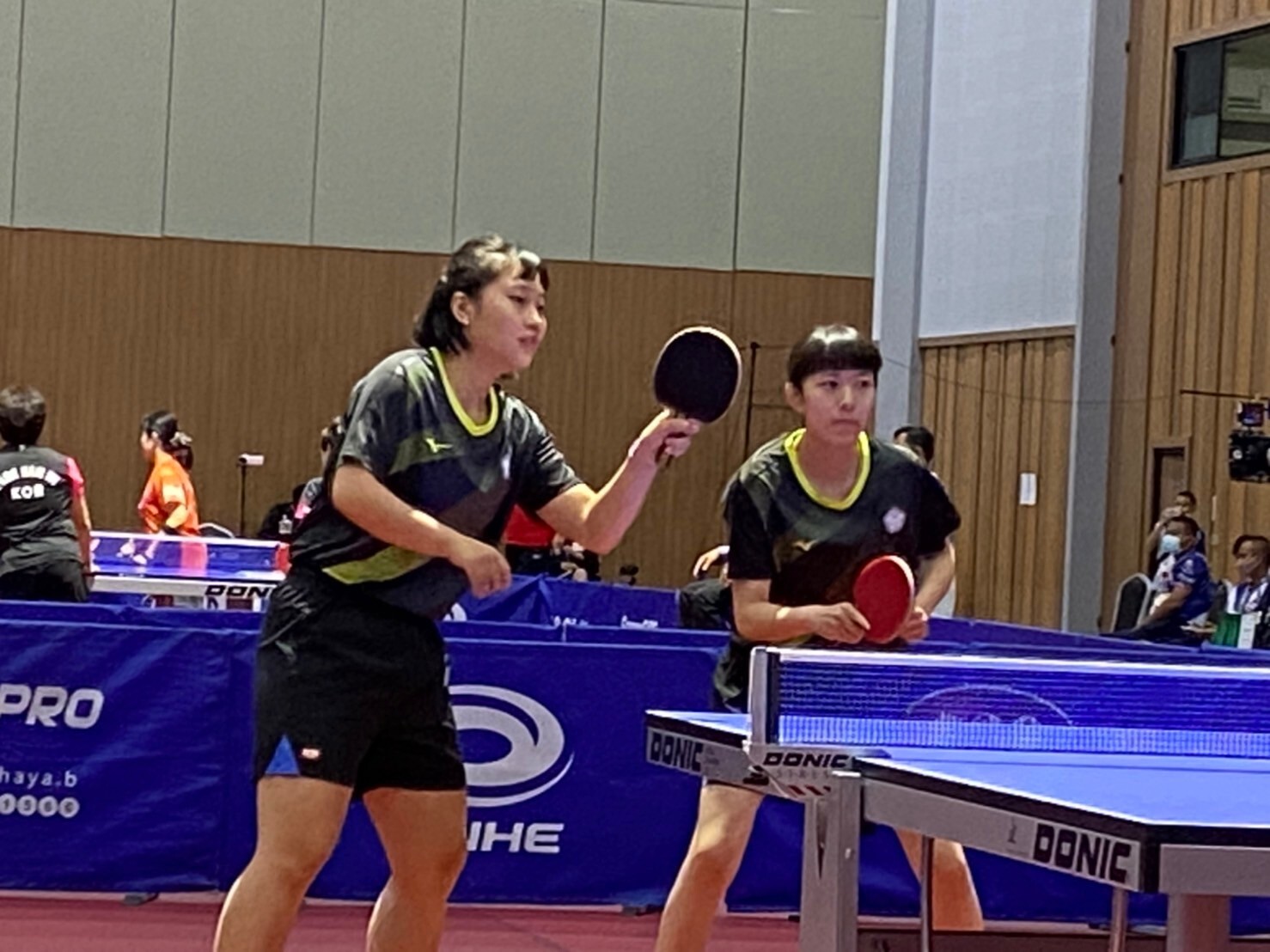 高雄大學運動競技學系學生田曉雯、林姿妤聯手挑戰2022年帕拉桌球泰國公開賽,總計拍出單打、雙打、混雙3金2銀佳績。圖片