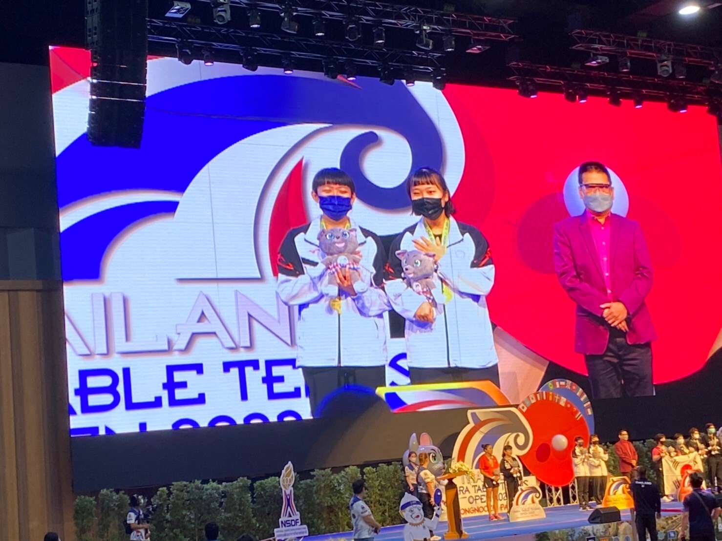 高雄大學運動競技學系學生田曉雯、林姿妤聯手挑戰2022年帕拉桌球泰國公開賽,總計拍出單打、雙打、混雙3金2銀佳績。圖片