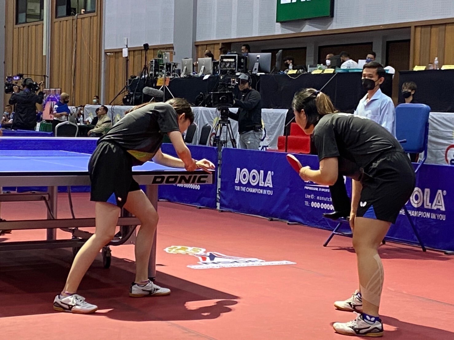 高雄大學運動競技學系學生田曉雯、林姿妤聯手挑戰2022年帕拉桌球泰國公開賽,總計拍出單打、雙打、混雙3金2銀佳績。圖片