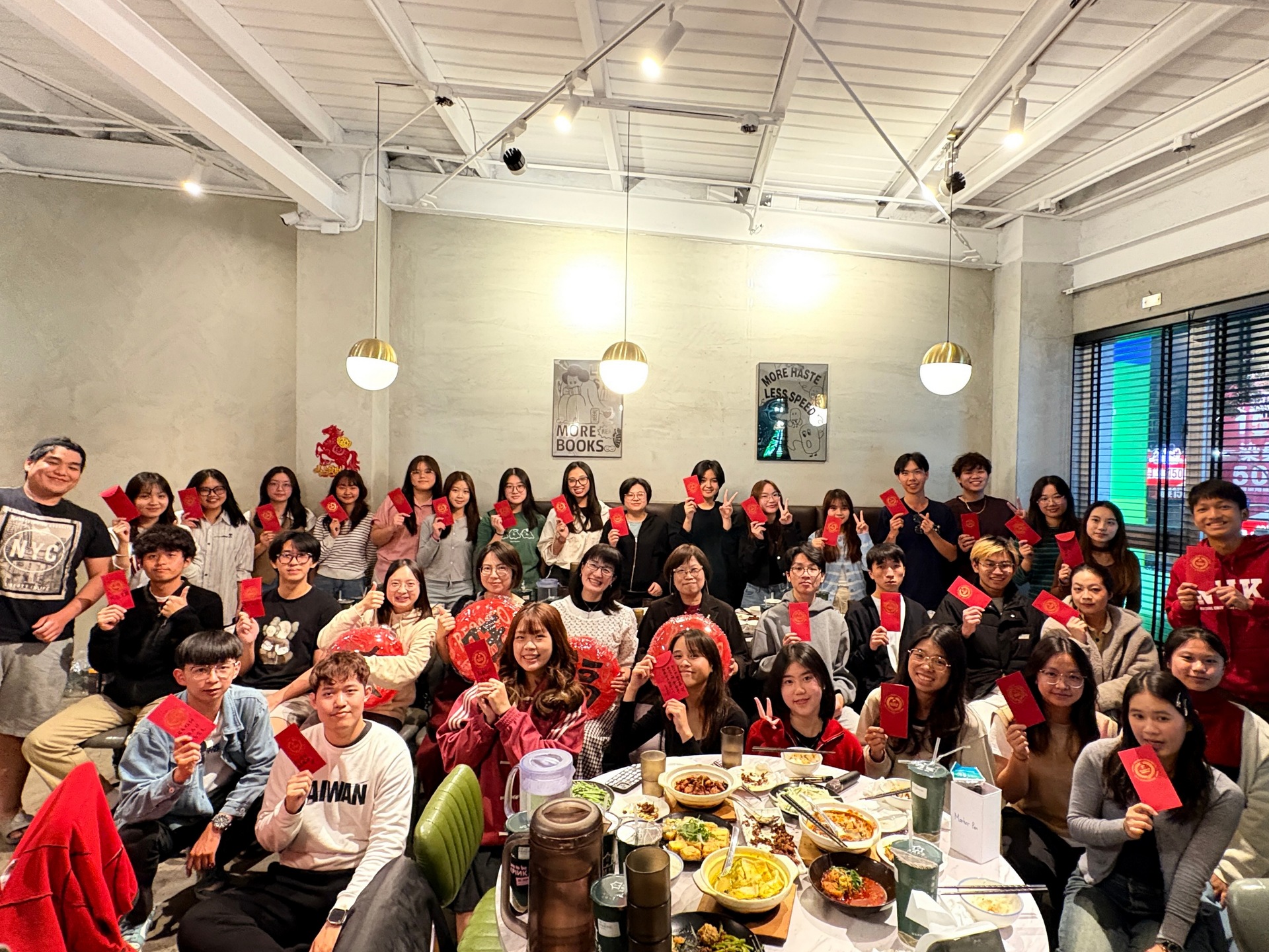 國際處邀境外生圍爐寫紅包迎新年001圖片