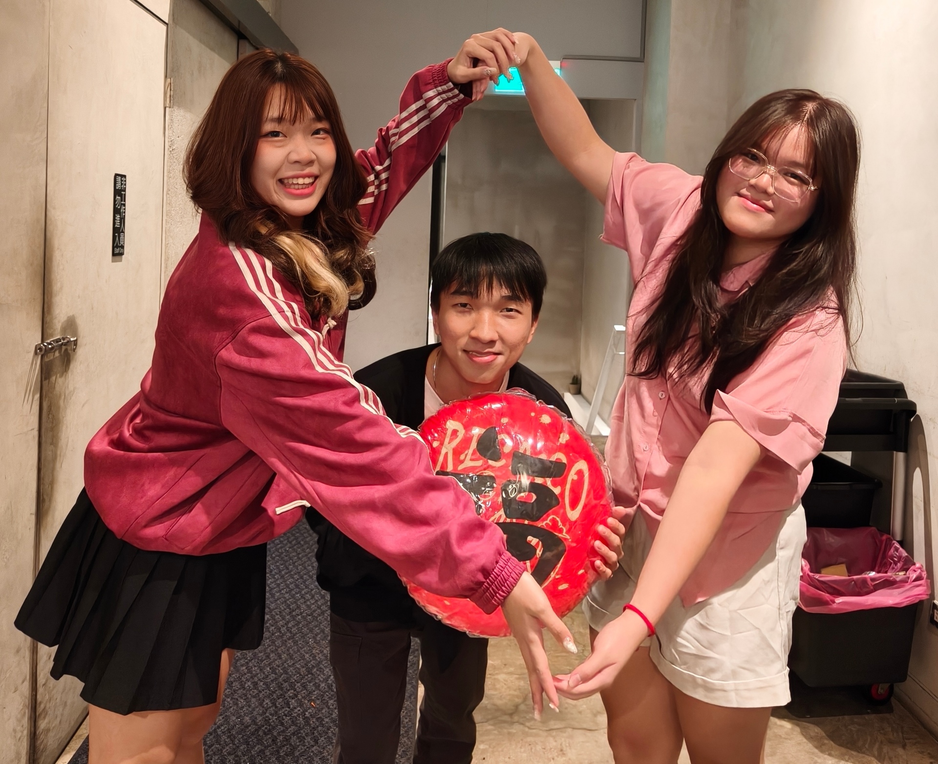 國際處邀境外生圍爐寫紅包迎新年002圖片