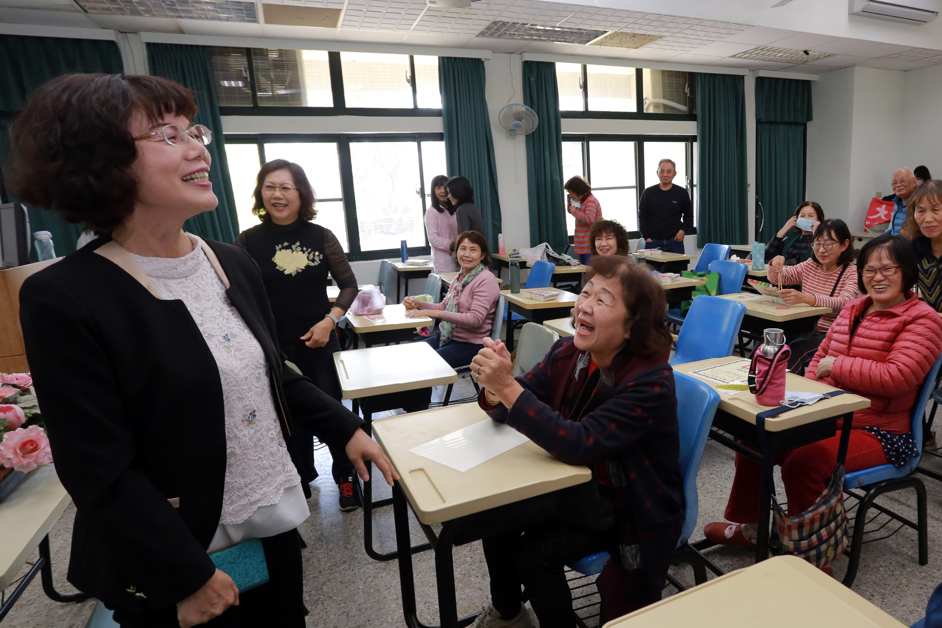 高雄大學校長陳月端（左1）與「樂齡大學」學員親切熱情互動。