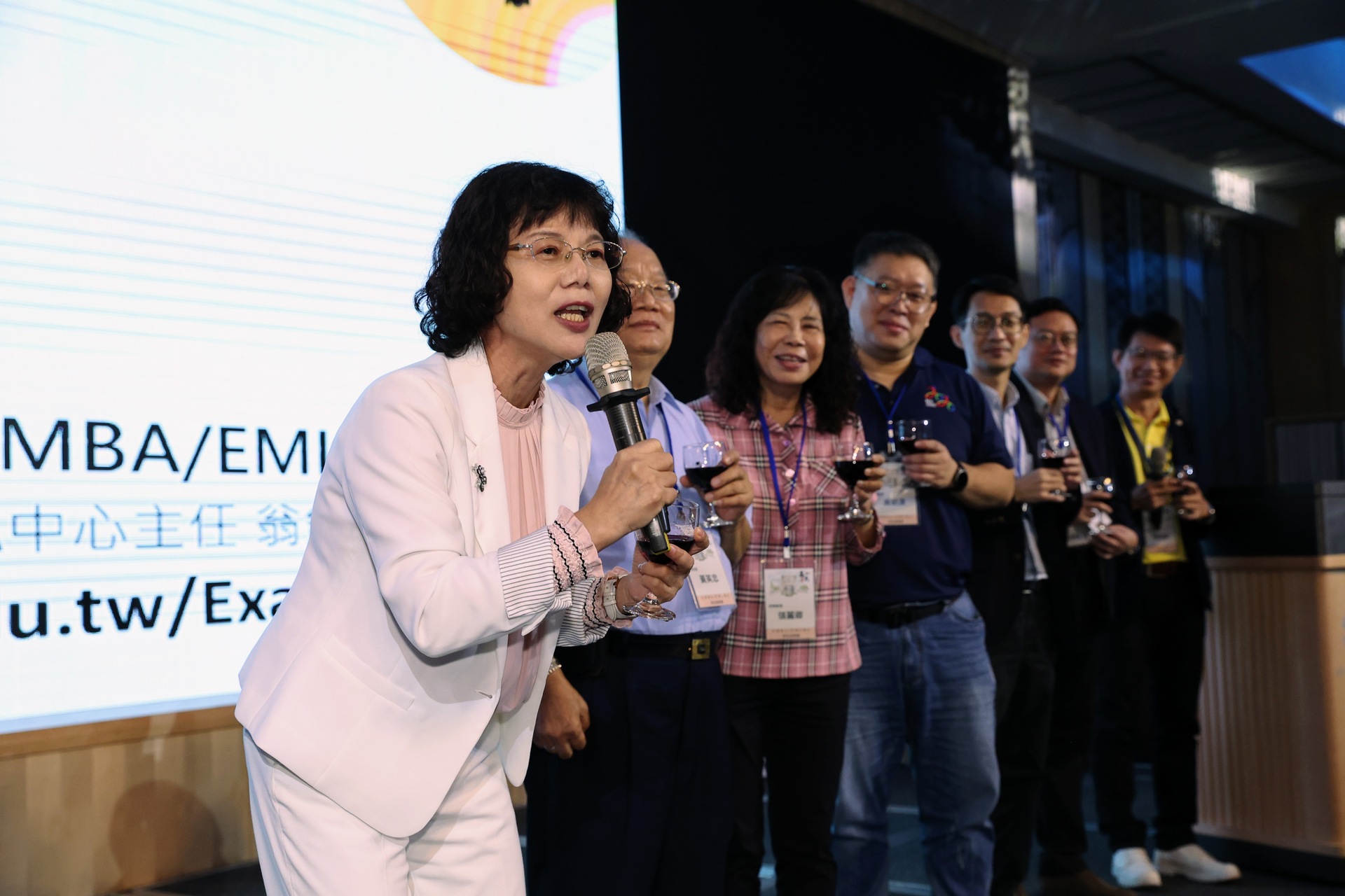 高雄大學校長陳月端（左）親自到場表達重視與支持，熱情問候系友、學員。